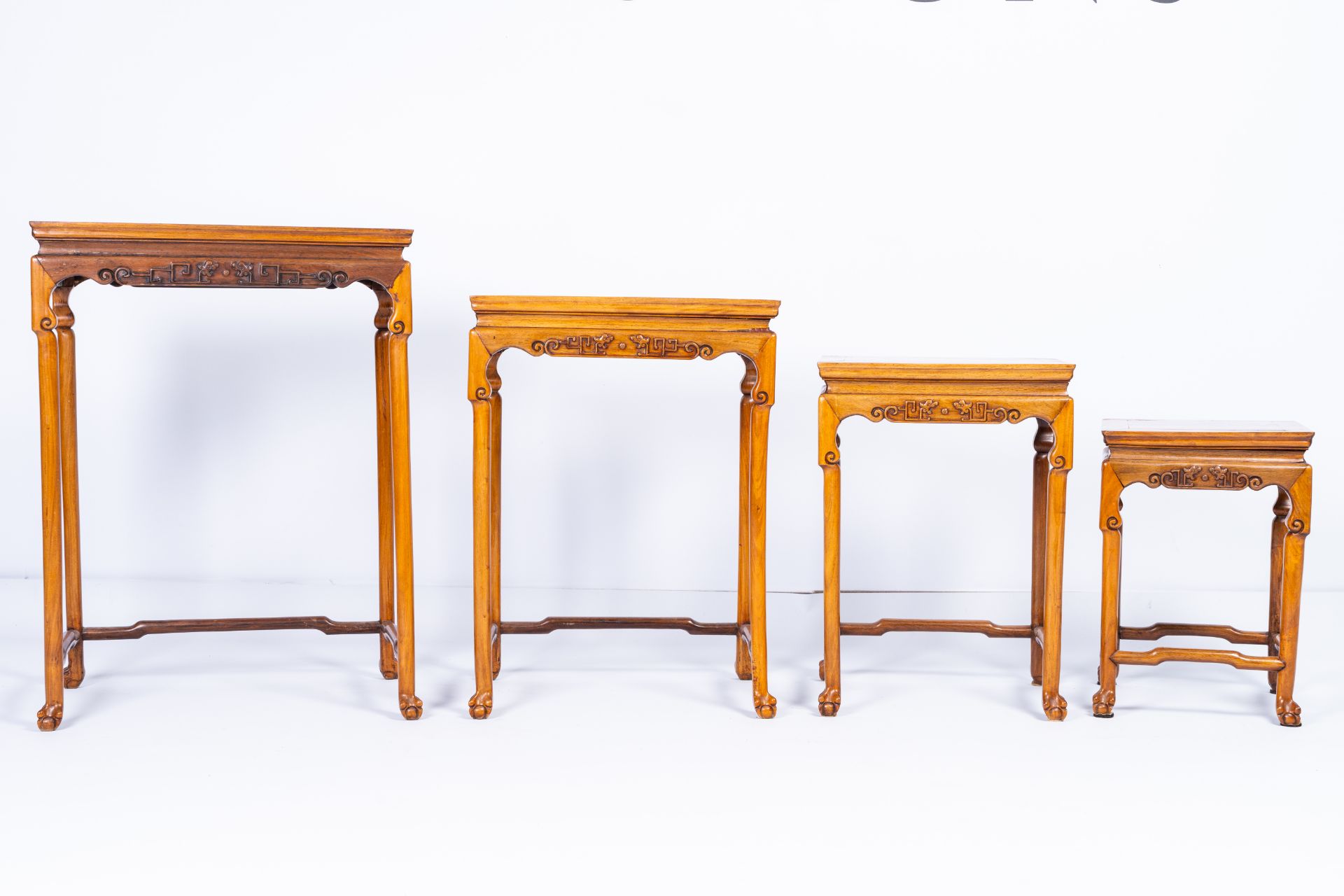 Four Chinese rectangular wood gigogne side tables, 20th C. - Bild 3 aus 8