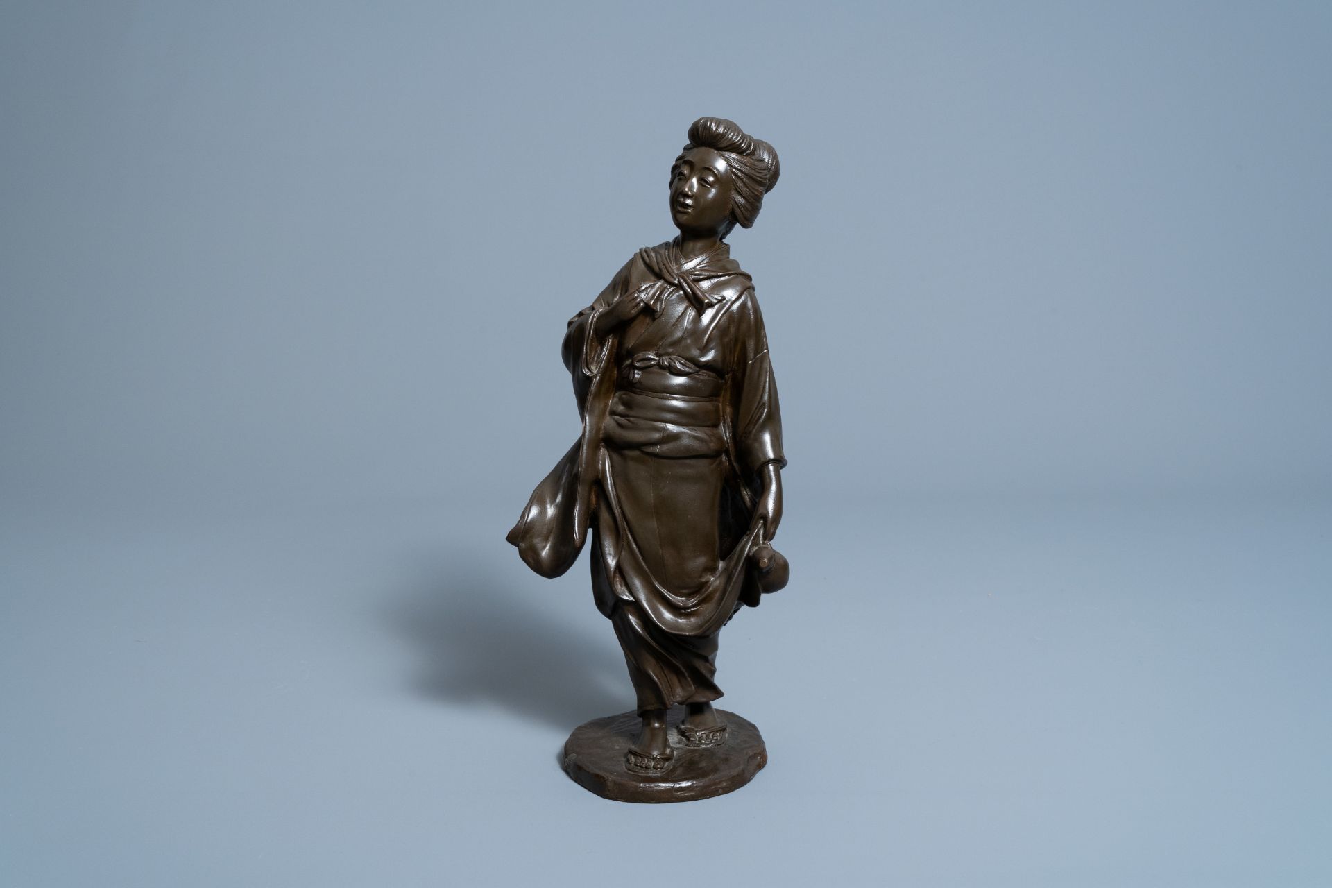 A Japanese bronze okimono of a lady with a gourd, signed Seiya, Meiji, 19th C. - Image 2 of 10