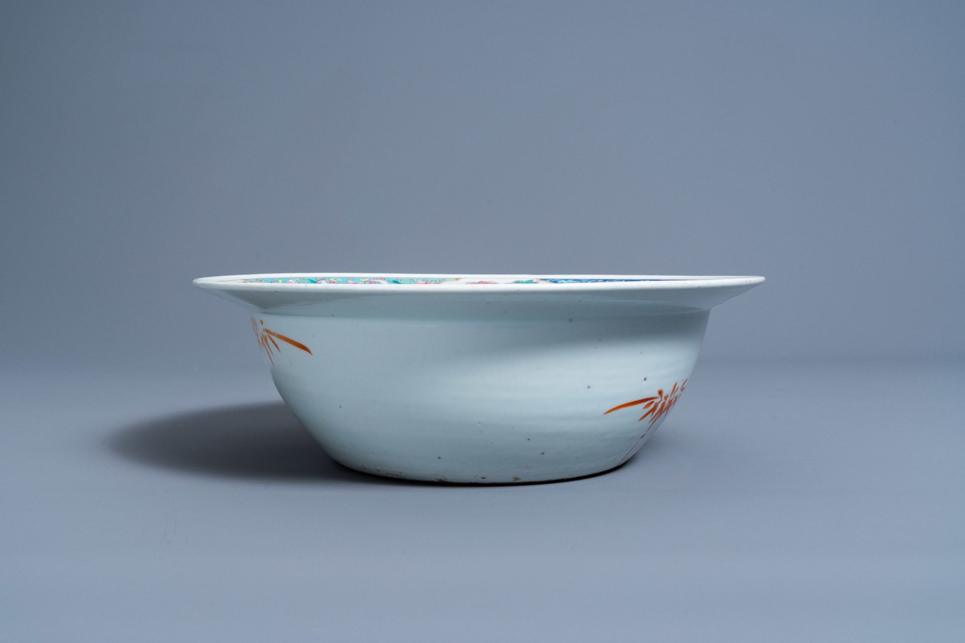 A Chinese famille rose 'antiquities' bowl, 19th C. - Bild 7 aus 7