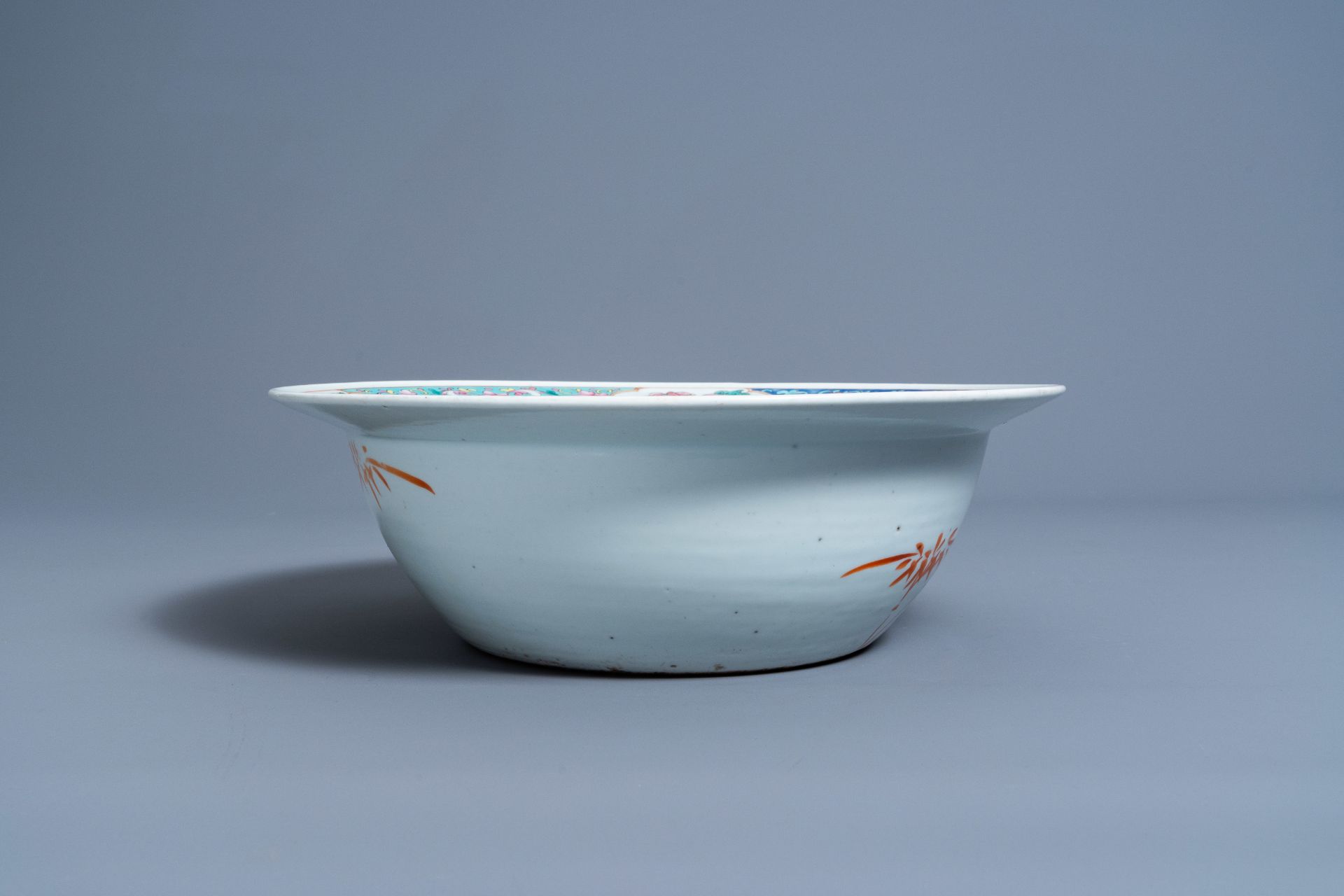 A Chinese famille rose 'antiquities' bowl, 19th C. - Image 7 of 7