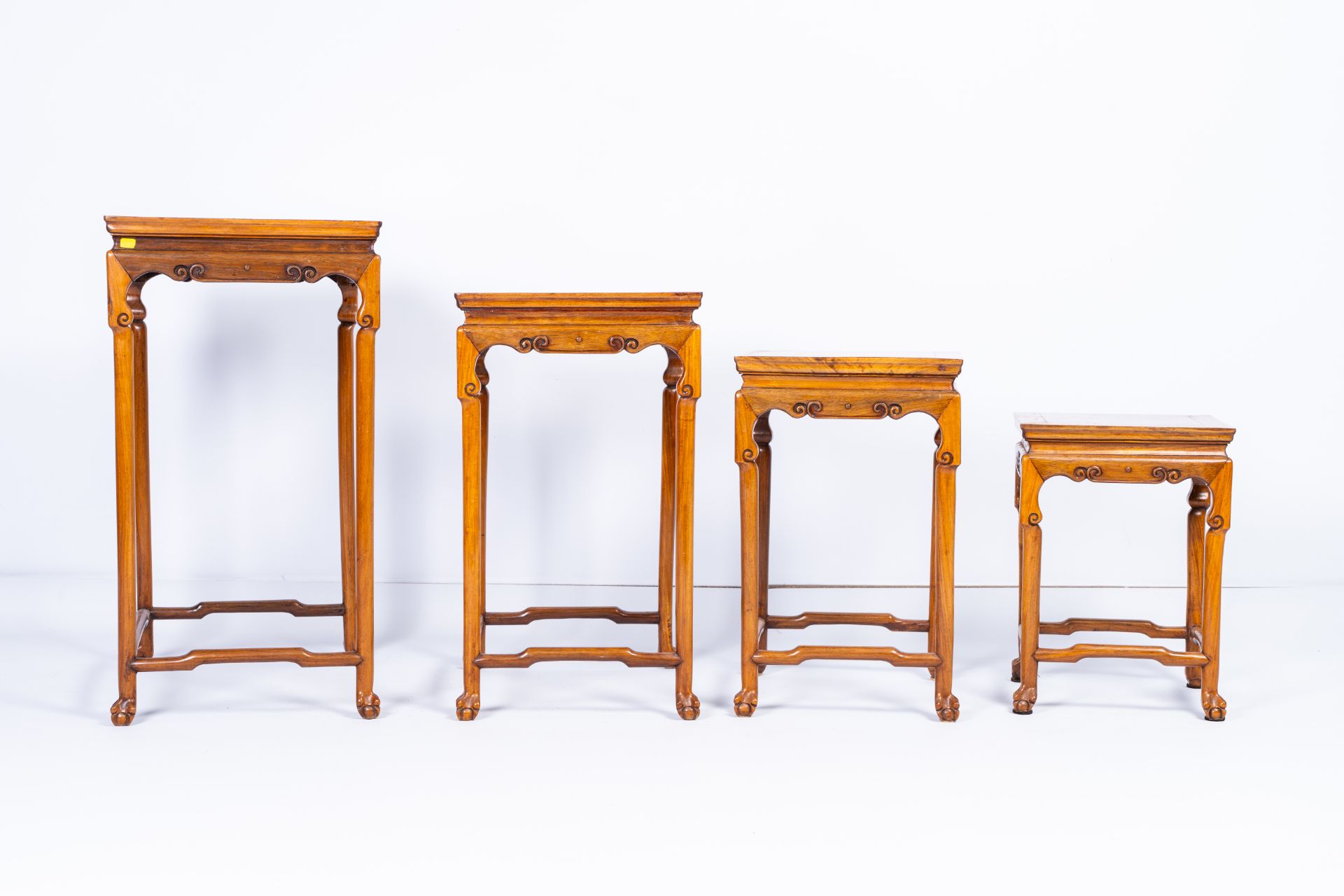 Four Chinese rectangular wood gigogne side tables, 20th C. - Bild 6 aus 8