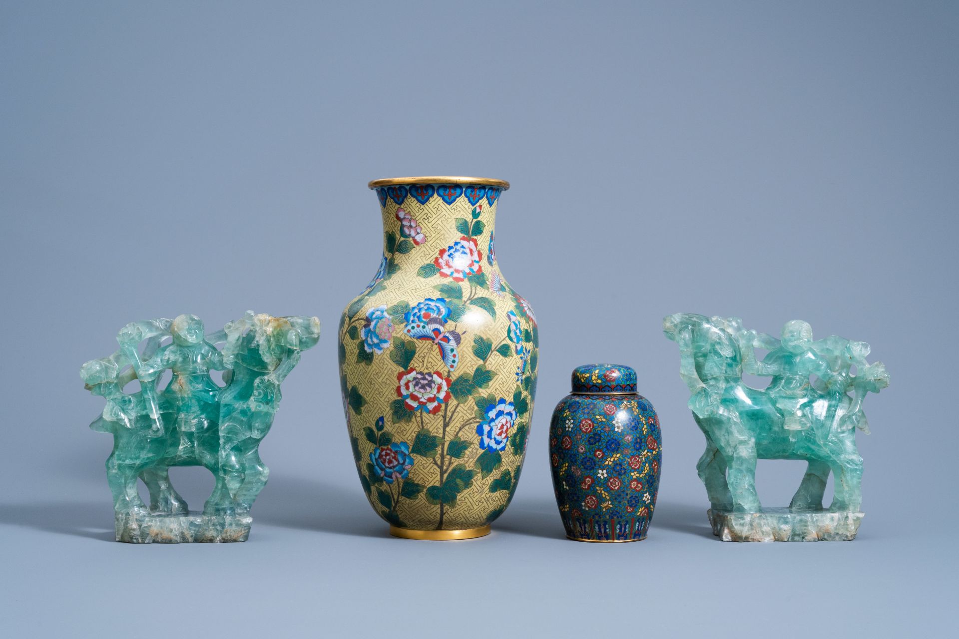 Two Chinese cloisonnŽ vases and a pair of green quartz figures, 19th/20th C. - Image 2 of 9