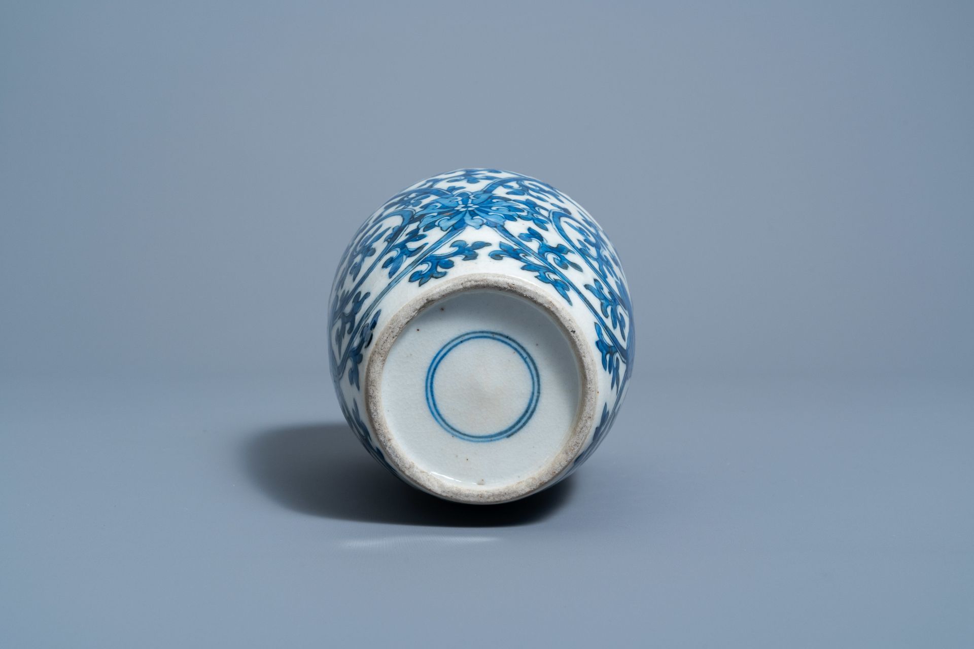 A Chinese blue and white 'lotus scrolls' jar, 19th C. - Image 7 of 7