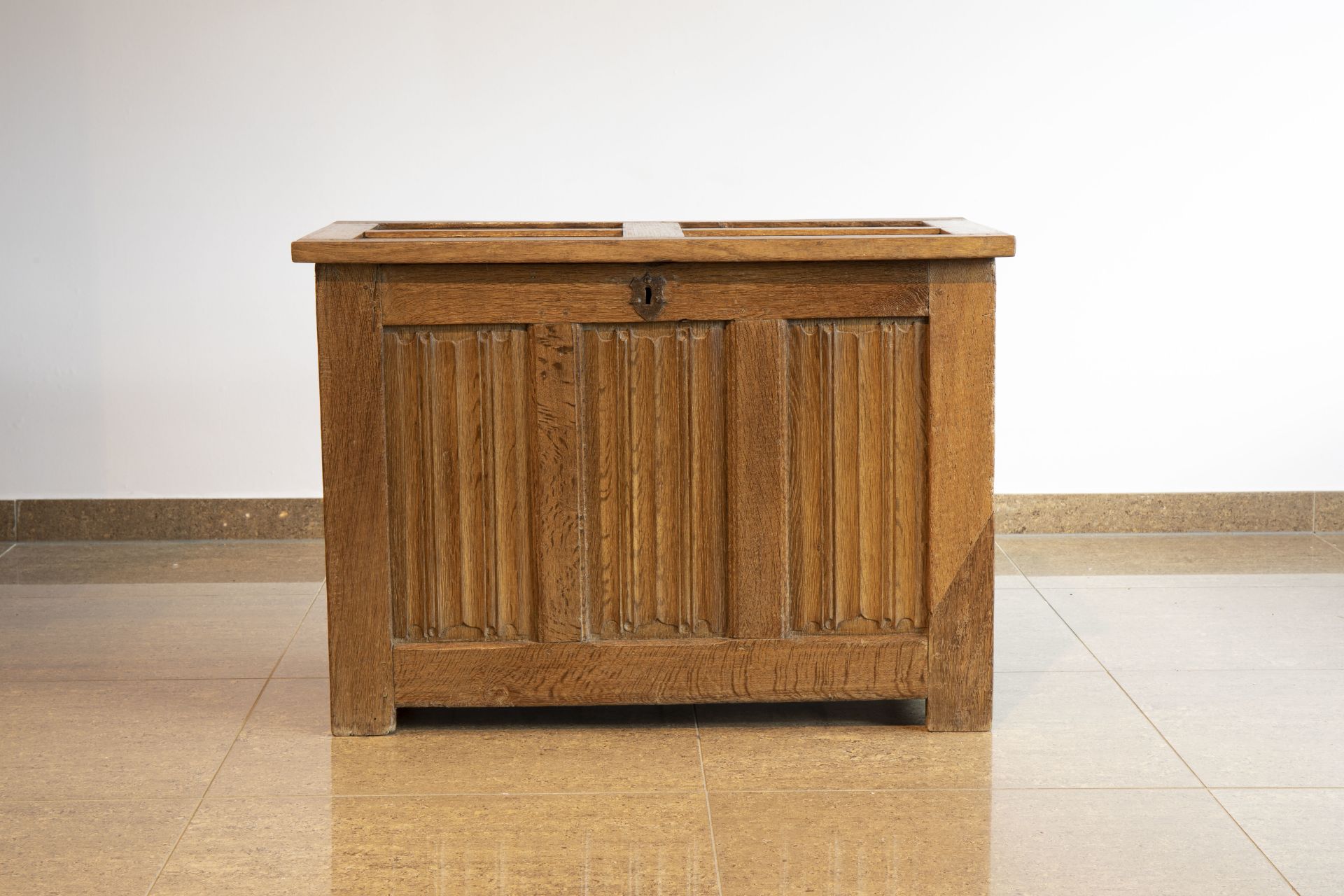 A Gothic revival oak wooden chest, 19th C. and earlier - Image 3 of 8