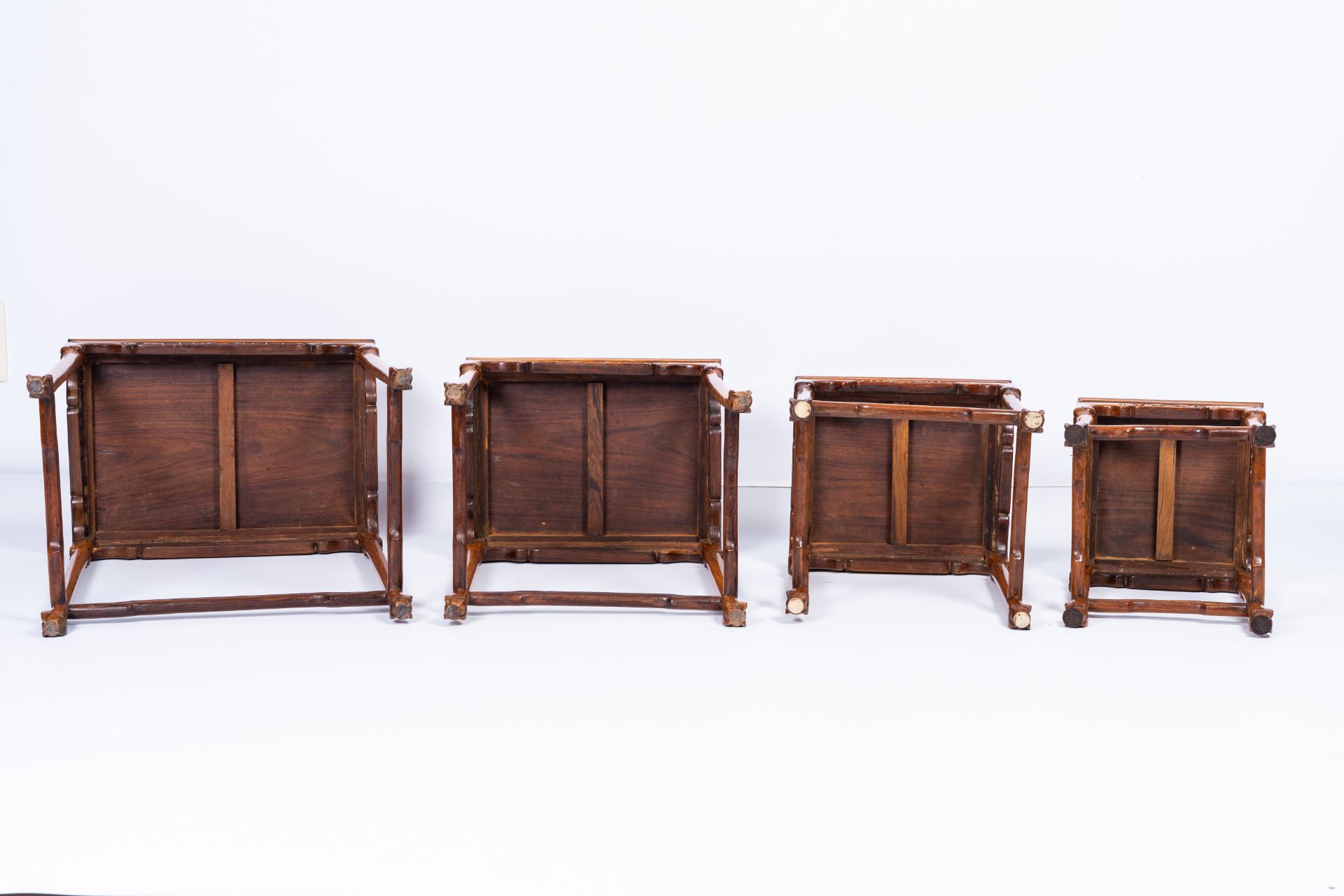 Four Chinese rectangular wood gigogne side tables, 20th C. - Bild 8 aus 8
