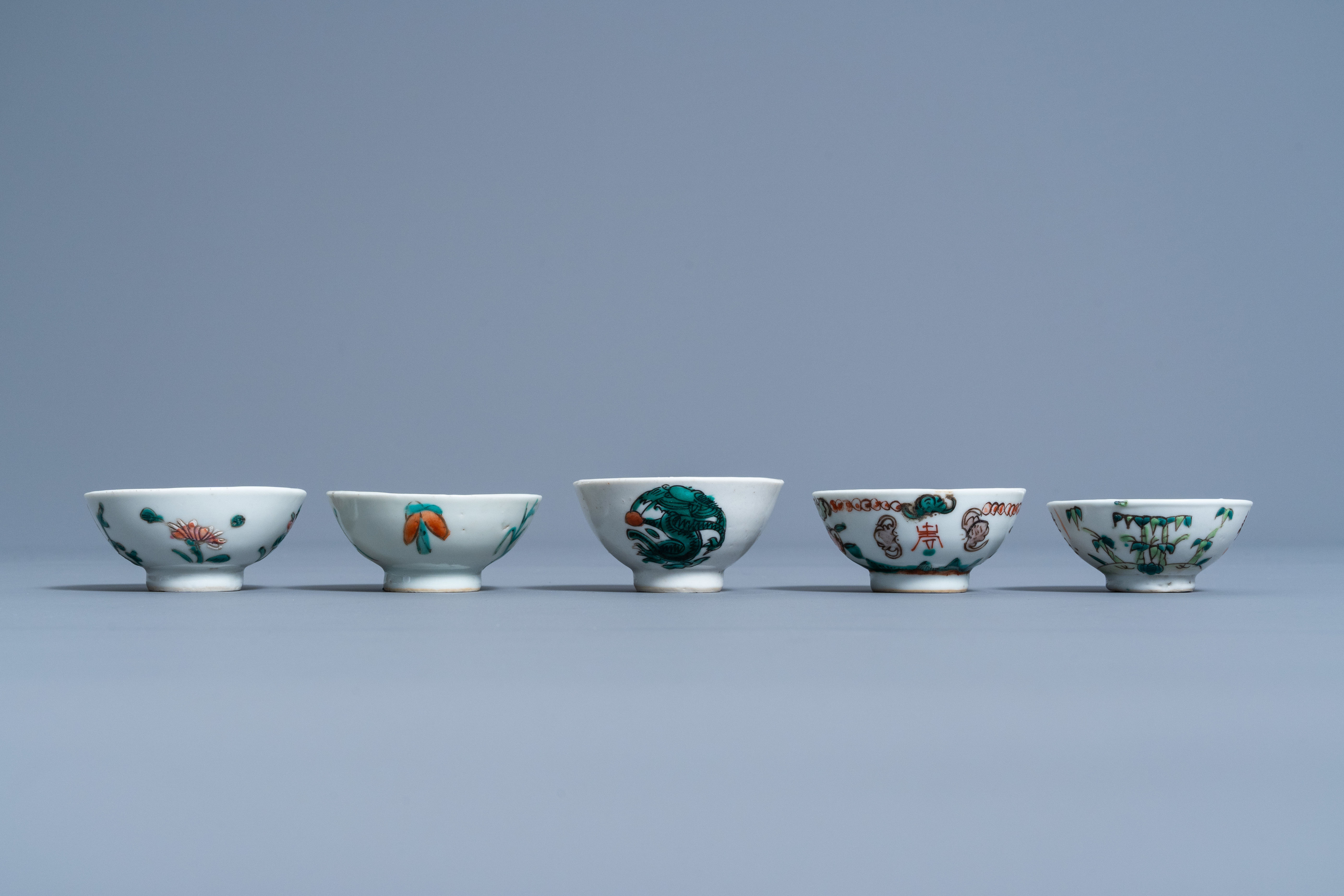 A varied collection of Chinese famille rose and iron red porcelain, 19th/20th C. - Image 12 of 15