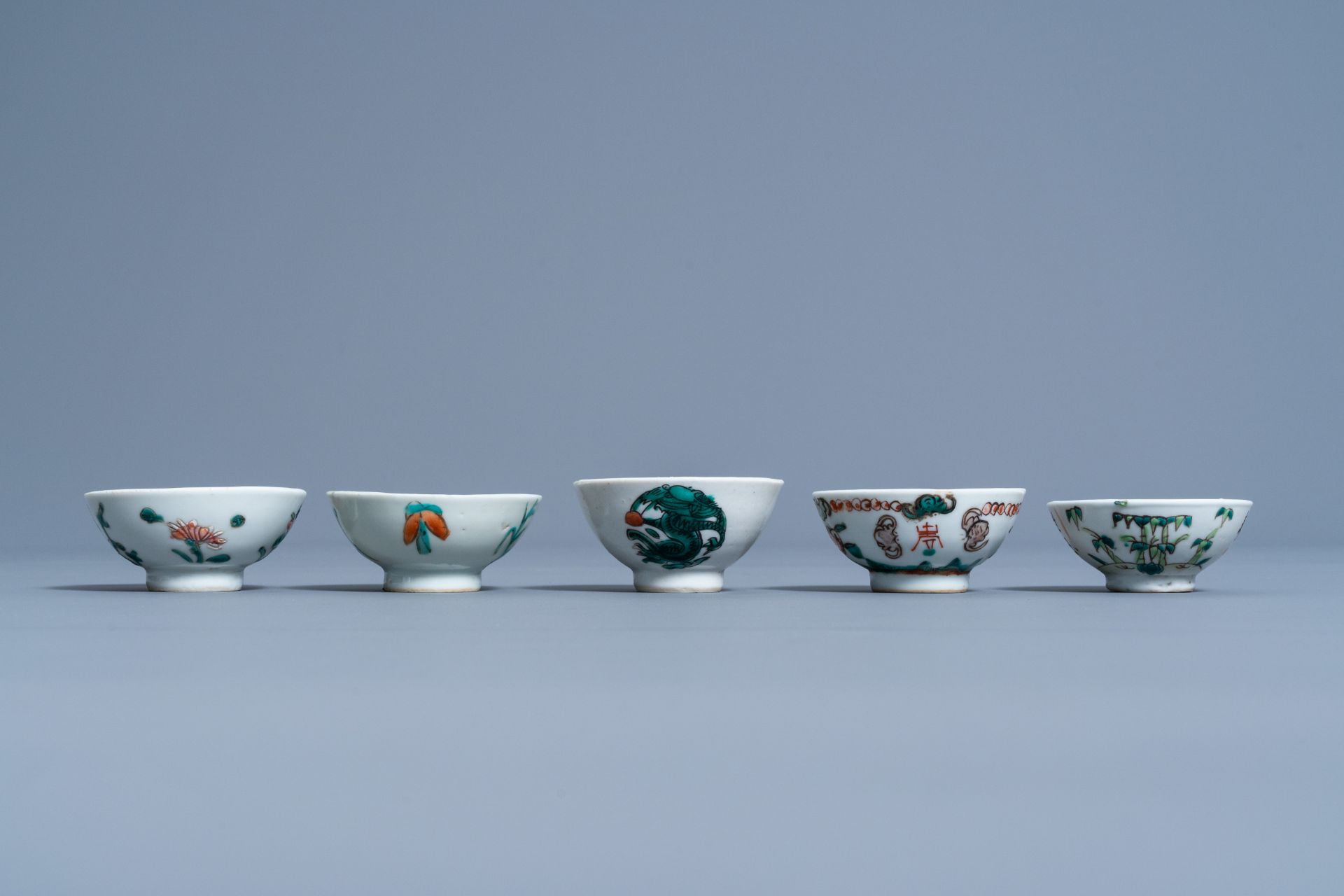 A varied collection of Chinese famille rose and iron red porcelain, 19th/20th C. - Bild 12 aus 15