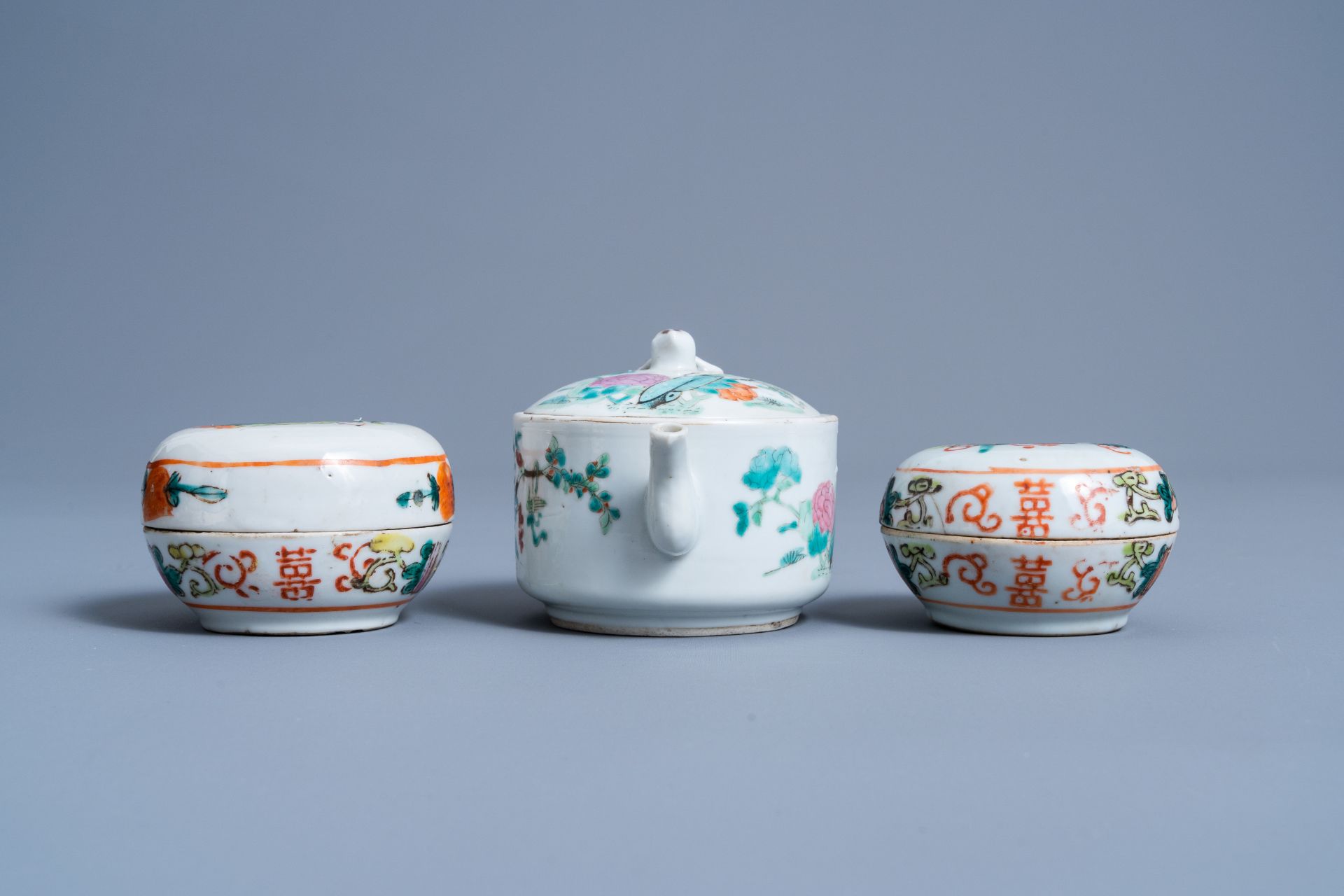 A varied collection of Chinese famille rose porcelain, 19th/20th C. - Image 12 of 15