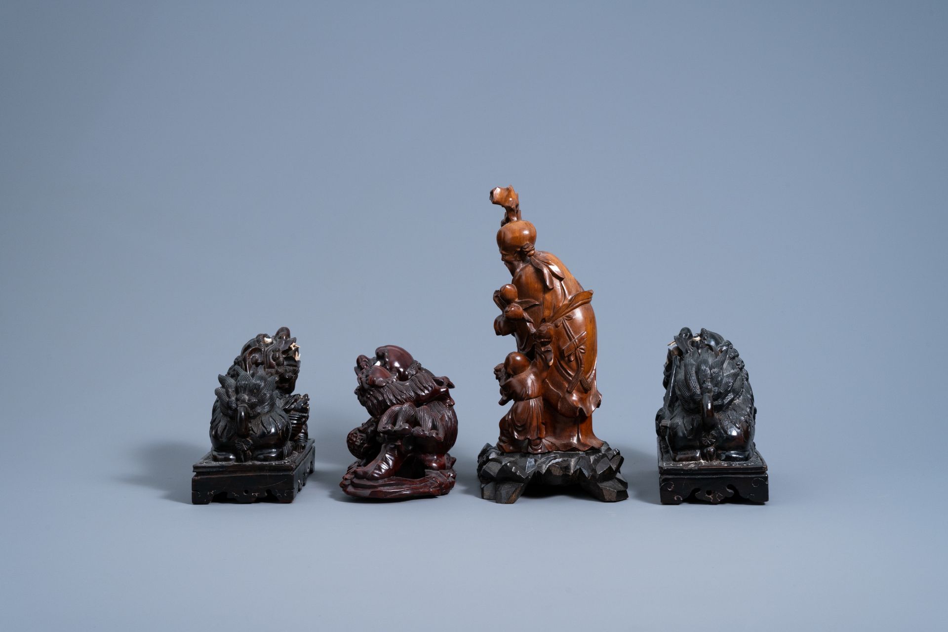 Four Chinese carved wood figures of Shou Lao and Buddhist lions, 19th/20th C. - Image 5 of 7