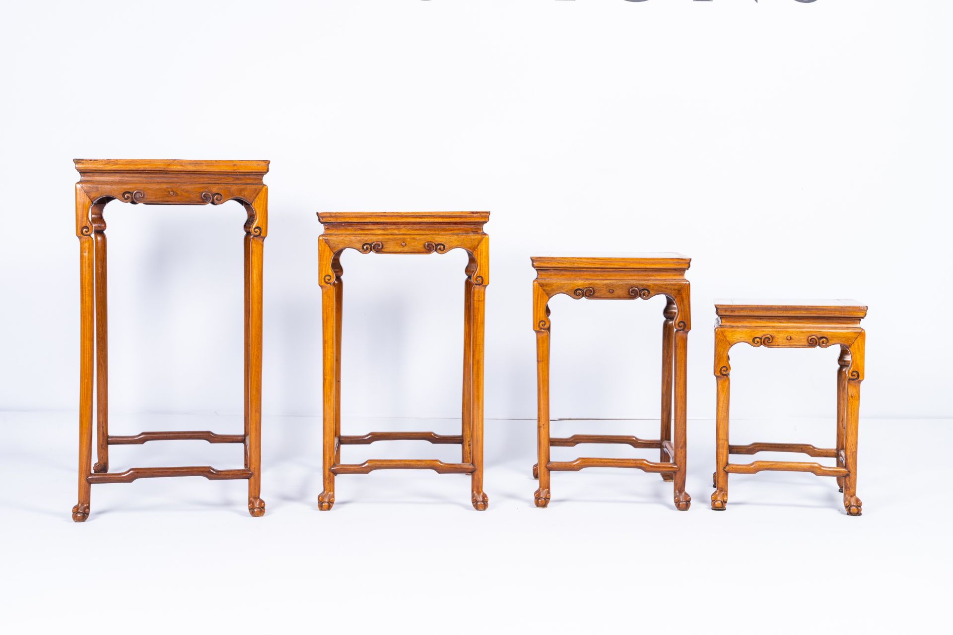 Four Chinese rectangular wood gigogne side tables, 20th C. - Bild 4 aus 8