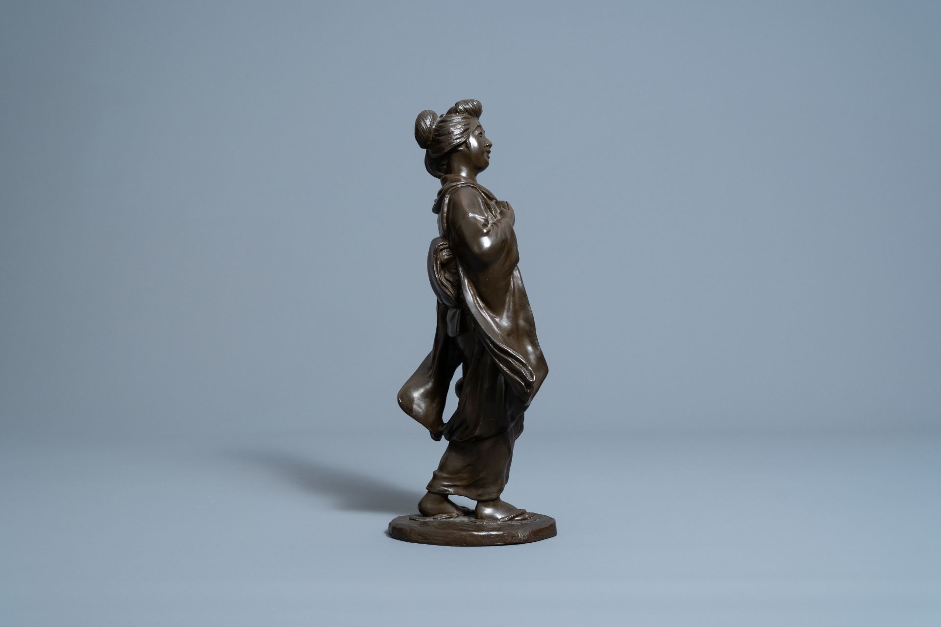 A Japanese bronze okimono of a lady with a gourd, signed Seiya, Meiji, 19th C. - Image 7 of 10