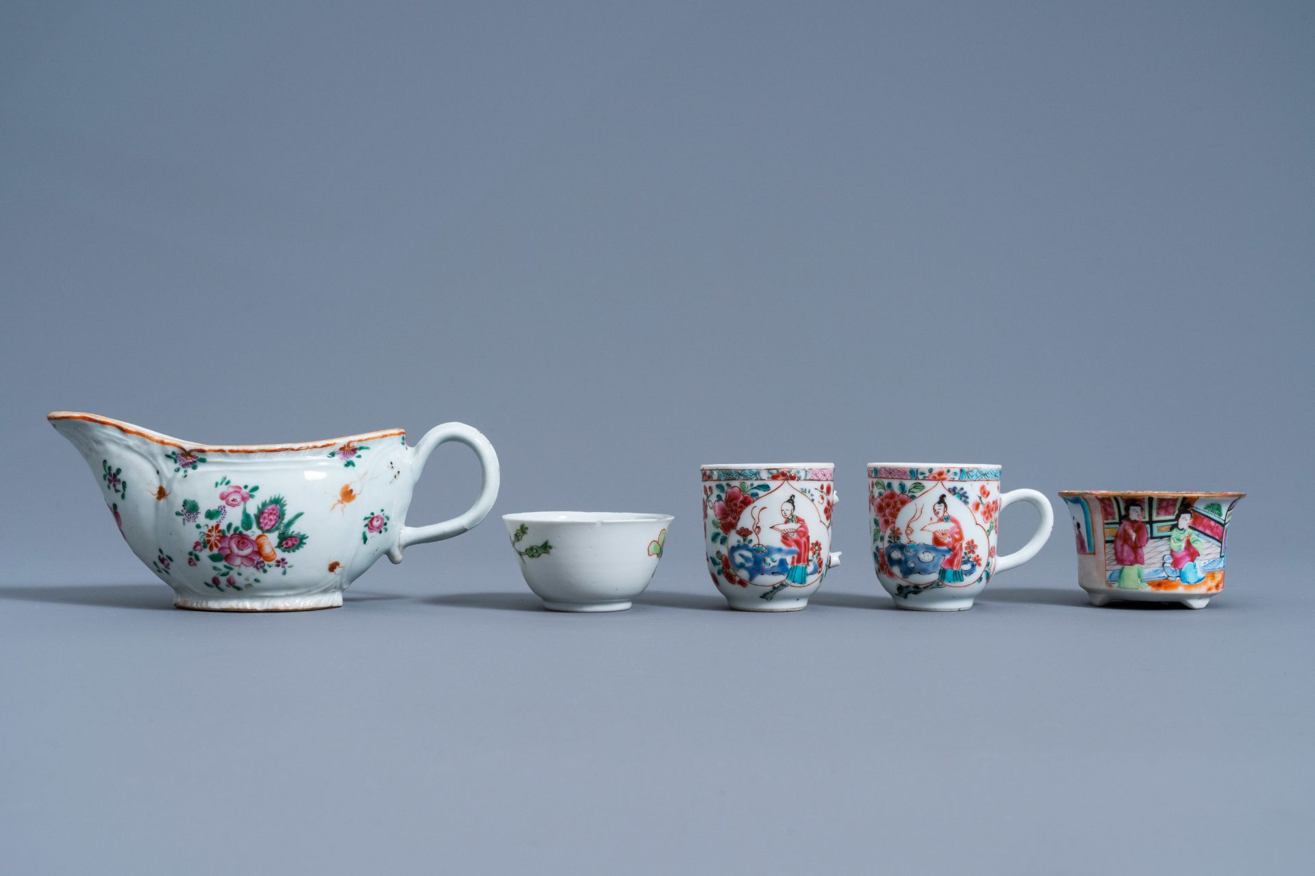 A varied collection of Chinese famille rose porcelain, 18th/19th C. - Bild 6 aus 9