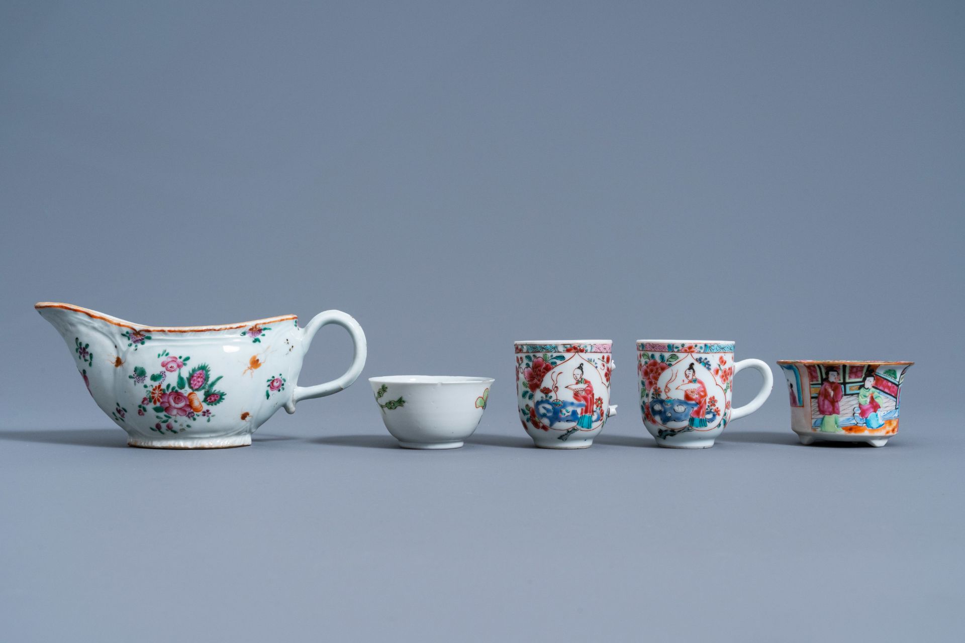 A varied collection of Chinese famille rose porcelain, 18th/19th C. - Image 6 of 9