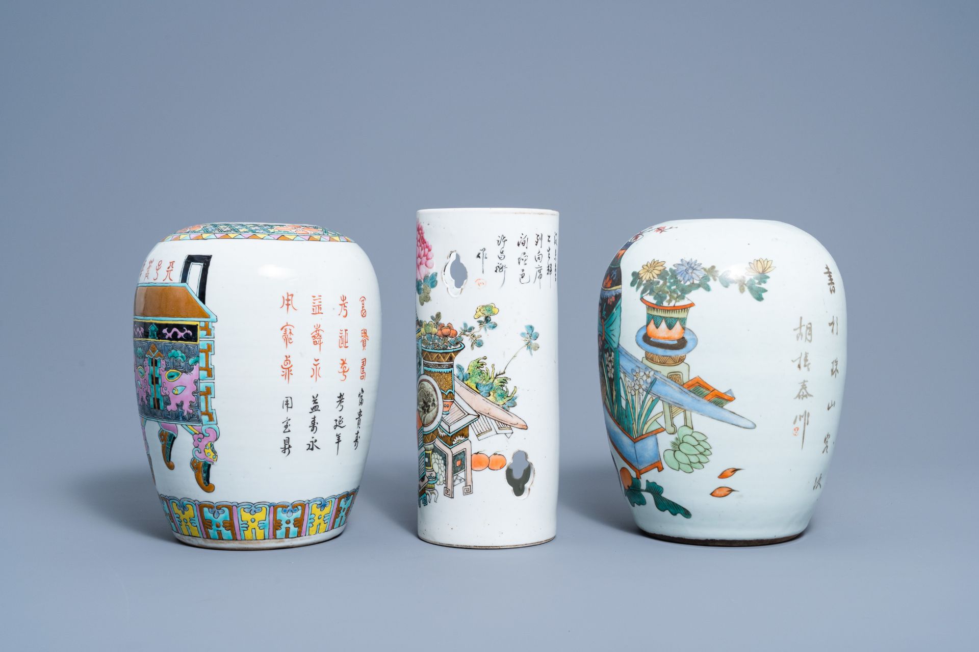 Two Chinese qianjiang cai jars and a hat stand with antiquities, 19th/20th C. - Image 3 of 8