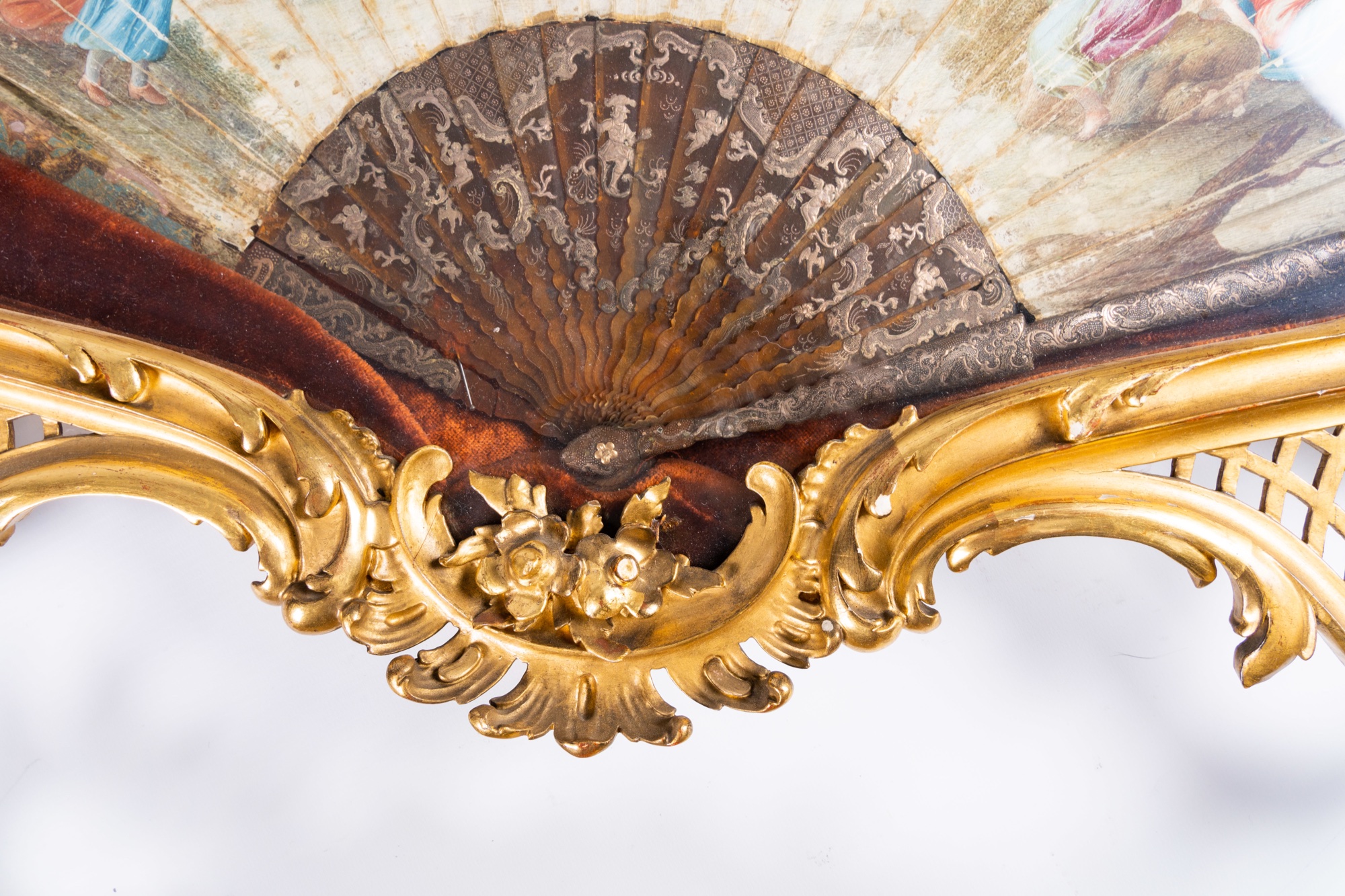 Two finely finished and painted mother-of-pearl, tortoiseshell and silk fans with a gallant scene an - Image 13 of 13