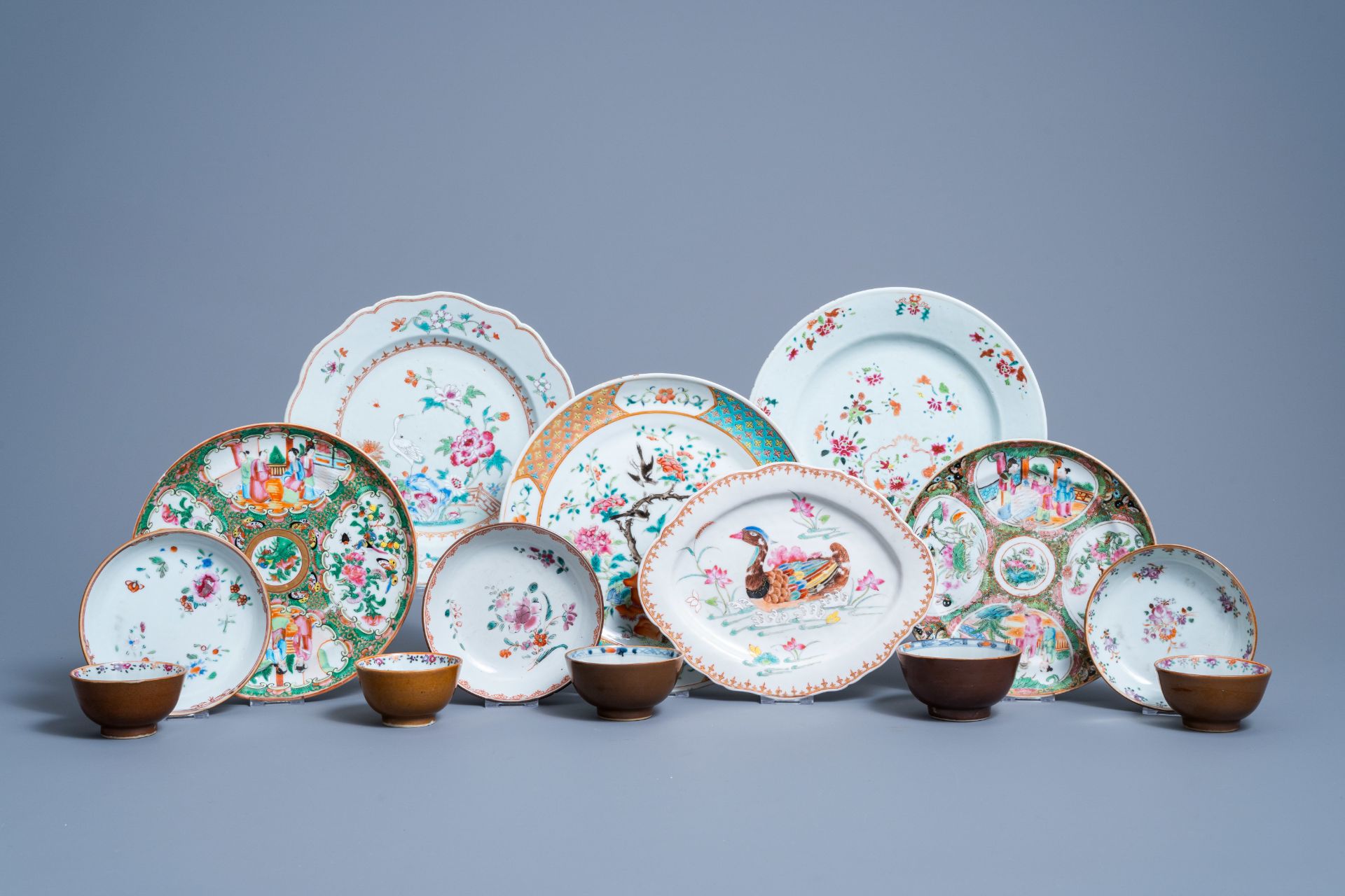 A varied collection of Chinese famille rose and Imari style porcelain, 18th/19th C.