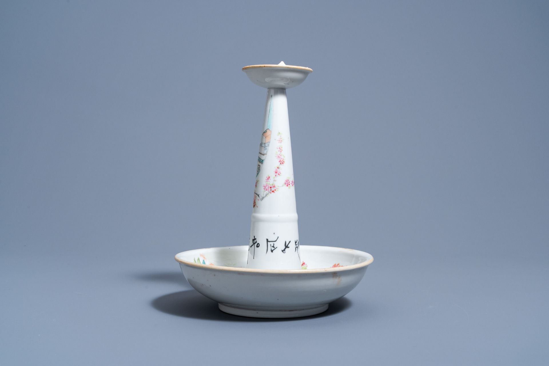 A Chinese qianjiang cai candle holder and two famille rose and verte saucer dishes, 19th/20th C. - Image 5 of 9