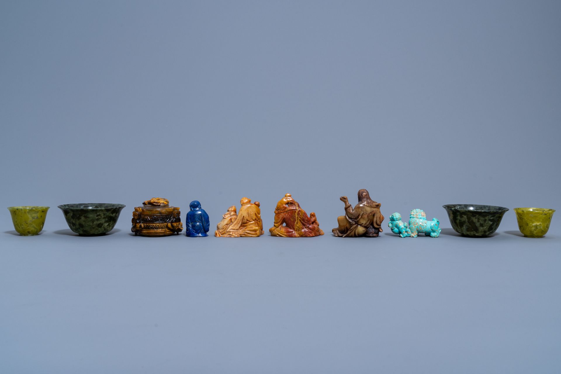 A varied collection of Chinese sculptures and objects in various precious stones, 20th C. - Image 9 of 15