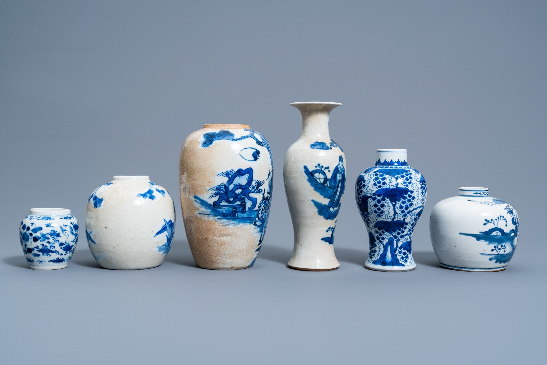 Six various Chinese blue and white vases and jars with figures in a landscape and floral design, 19t - Bild 5 aus 8