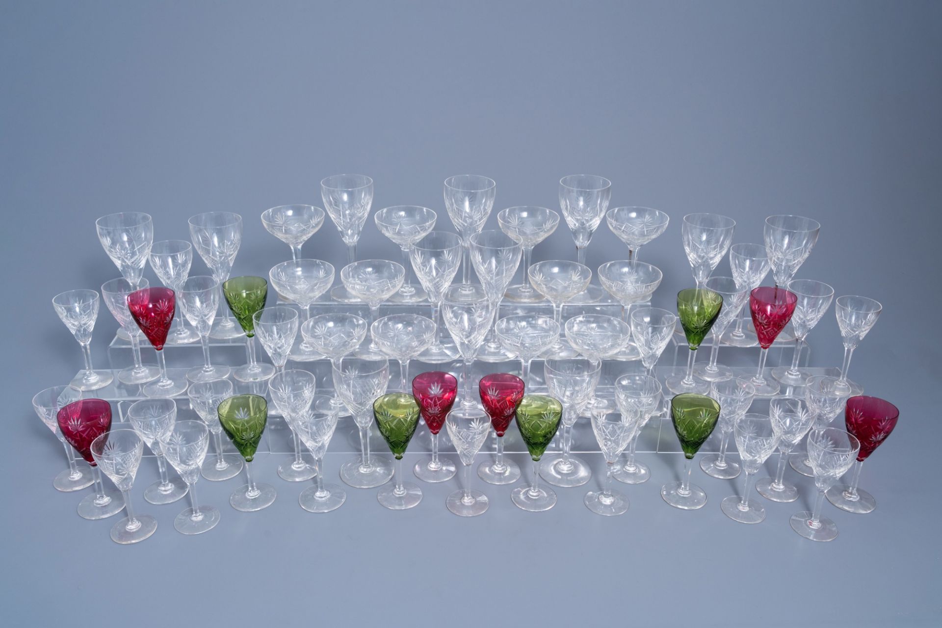 An extensive collection of clear and partly coloured overlay crystal cut glasses, 20th C. - Bild 8 aus 8