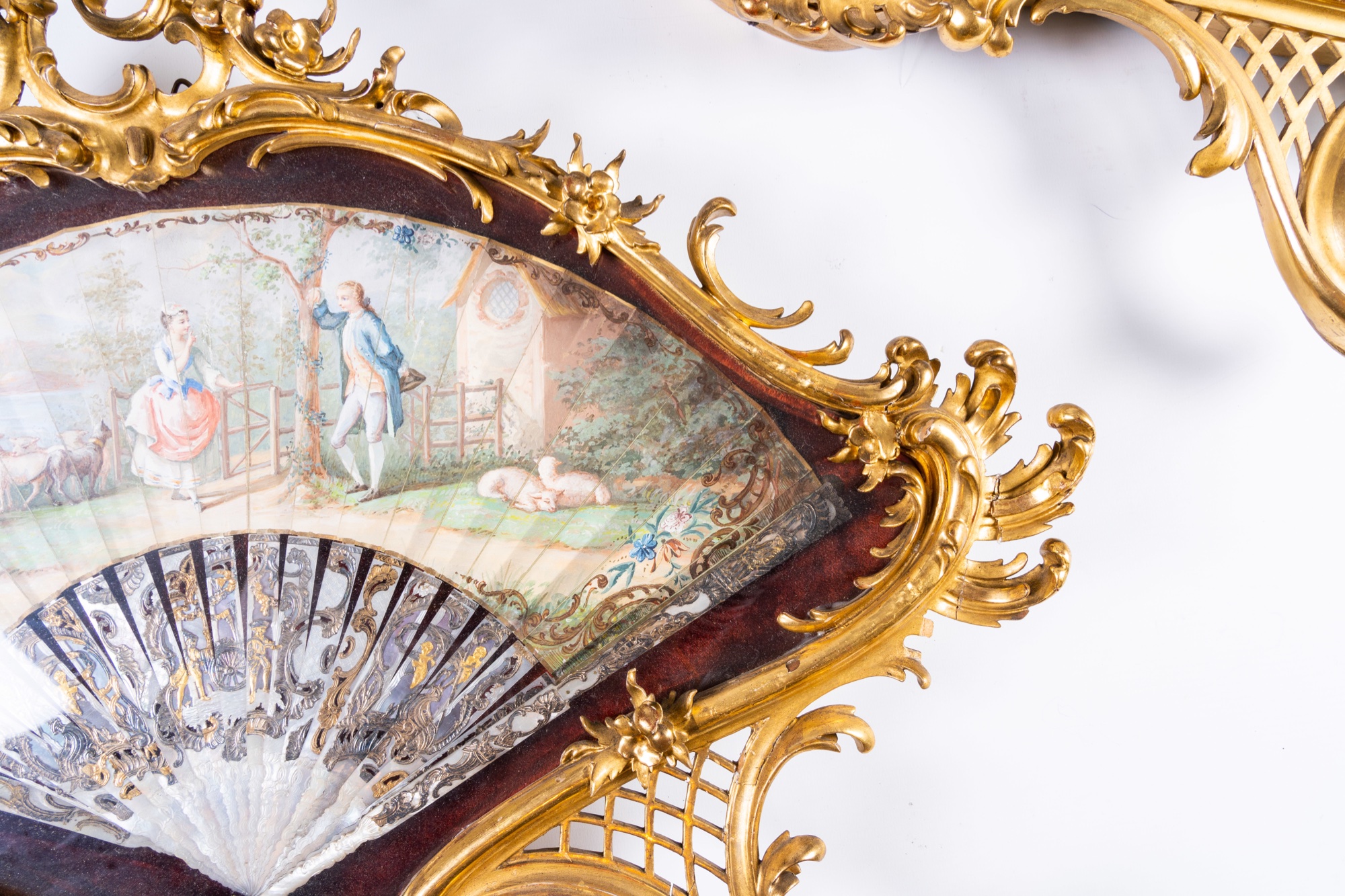 Two finely finished and painted mother-of-pearl, tortoiseshell and silk fans with a gallant scene an - Image 5 of 13