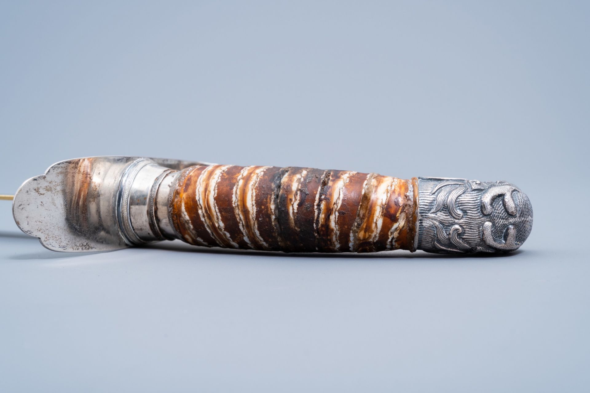 AÊ ceremonial Vietnamese 'guom' sword with silver and mother-of-pearl inlaid wooden scabbard with dr - Image 13 of 13