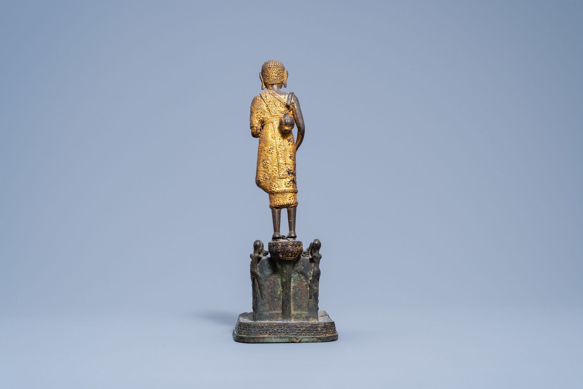 A gilt lacquered bronze figure of Phra Malai visiting Buddhist hell, Thailand, Ratanakosin, 19th C. - Image 5 of 8