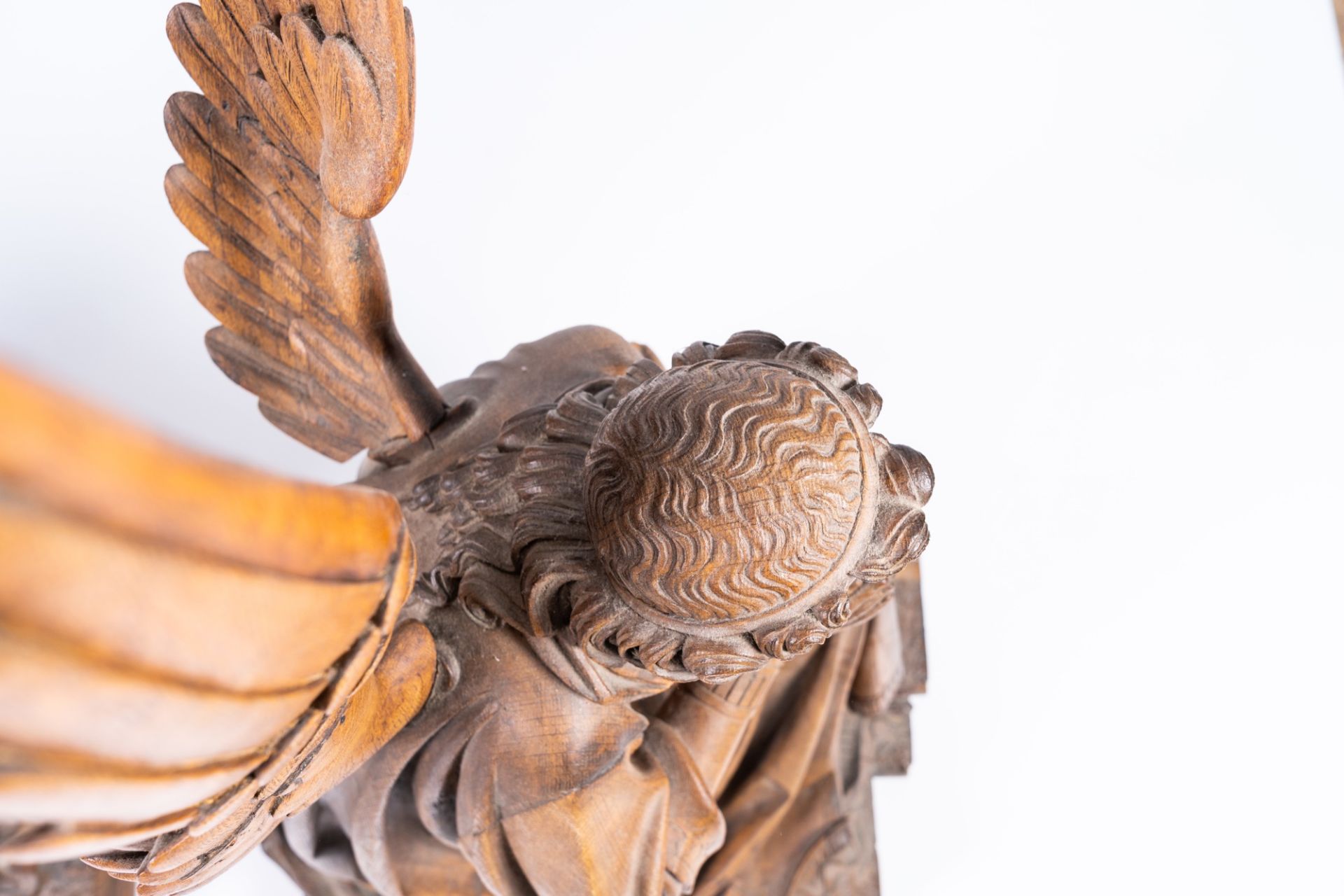 A pair of large carved oak wooden Gothic Revival angels, Belgium or France, 19th C. - Image 8 of 10