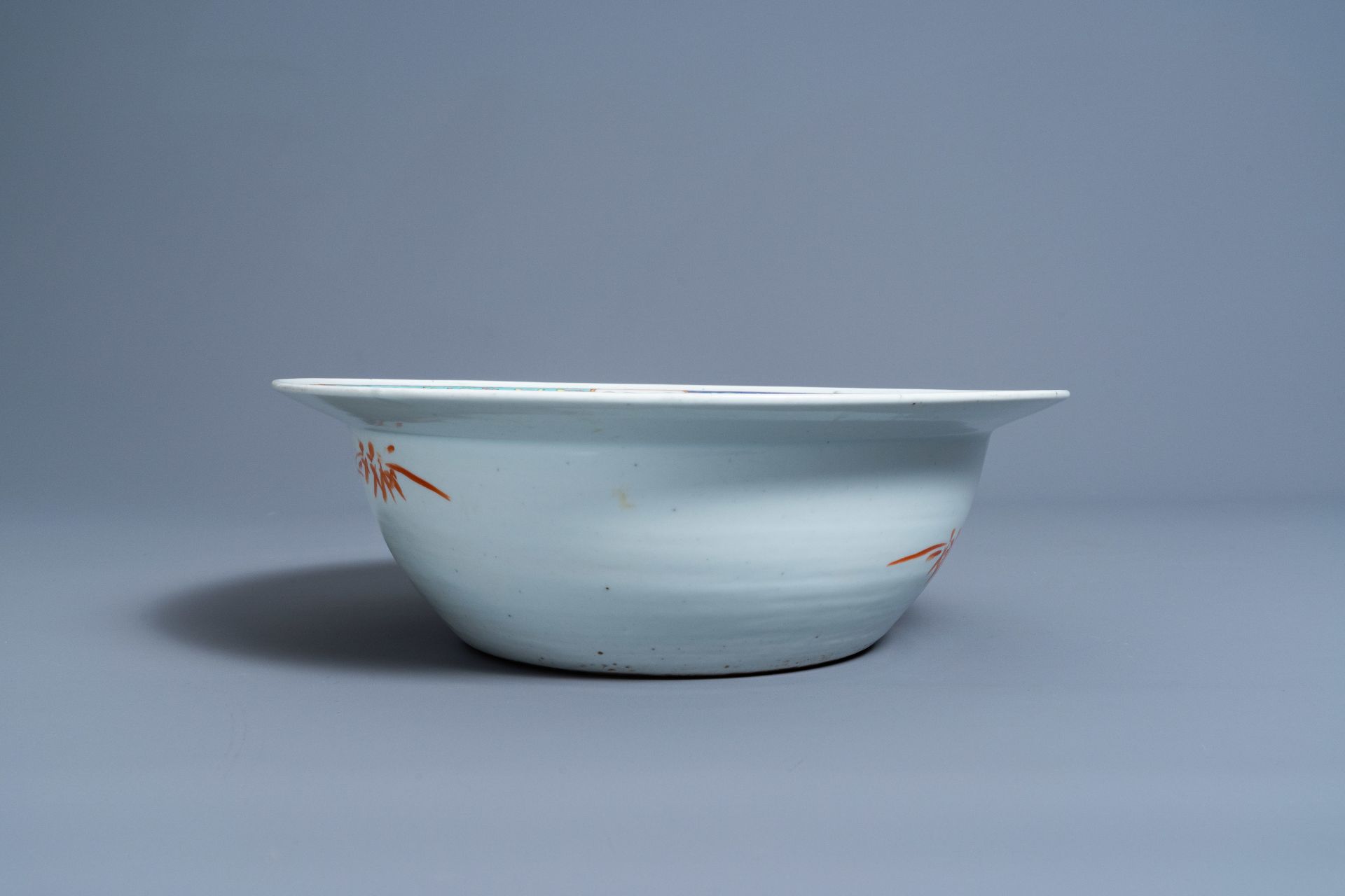 A Chinese famille rose 'antiquities' bowl, 19th C. - Bild 5 aus 7