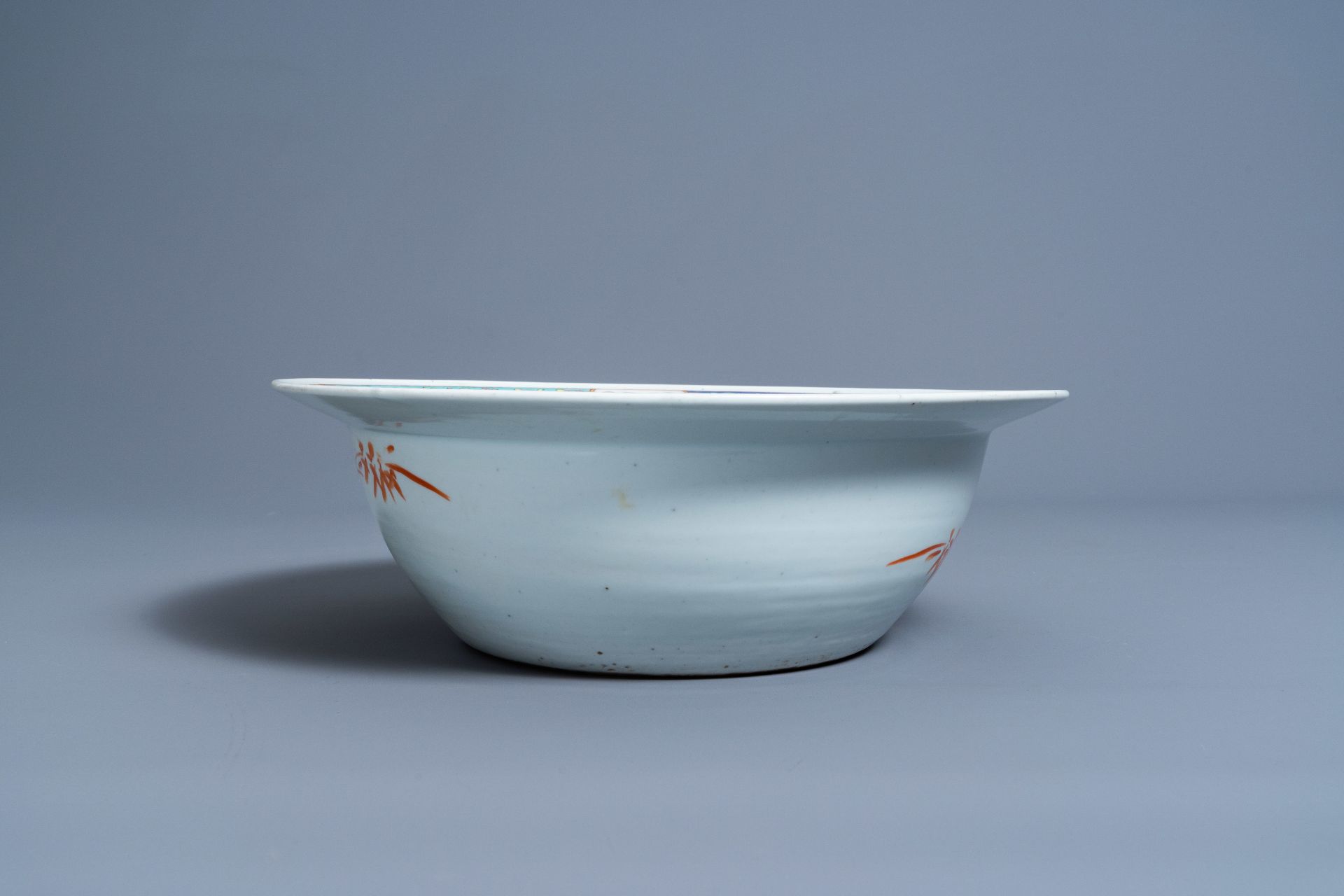 A Chinese famille rose 'antiquities' bowl, 19th C. - Image 5 of 7