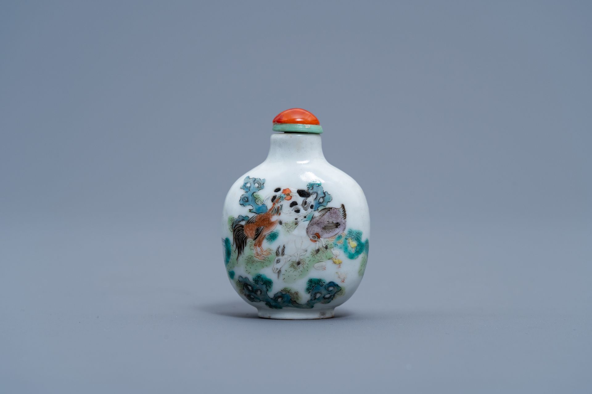 A Chinese famille rose snuff bottle with figures and animals in a garden, Daoguang mark and of the p - Image 3 of 6