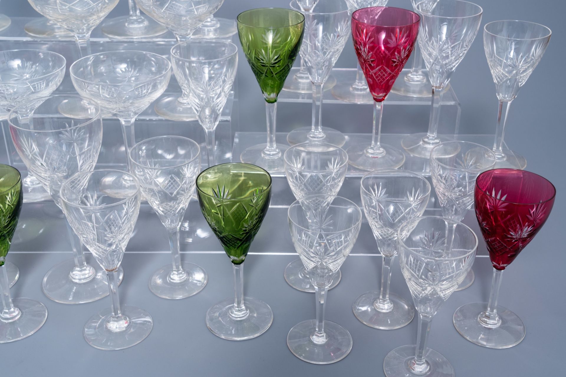 An extensive collection of clear and partly coloured overlay crystal cut glasses, 20th C. - Bild 7 aus 8