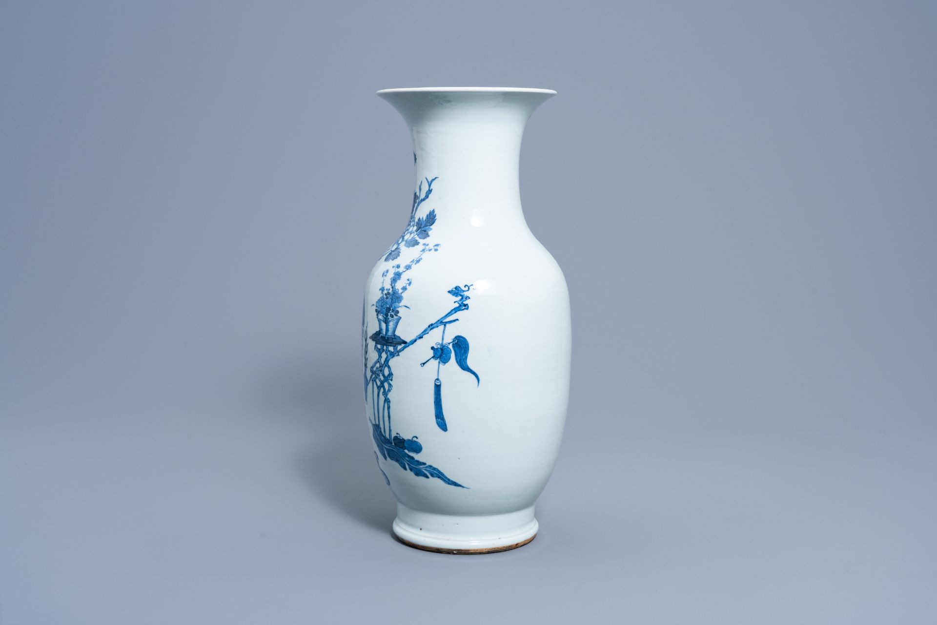 A Chinese blue and white 'antiquities' vase, 19th C. - Bild 2 aus 6