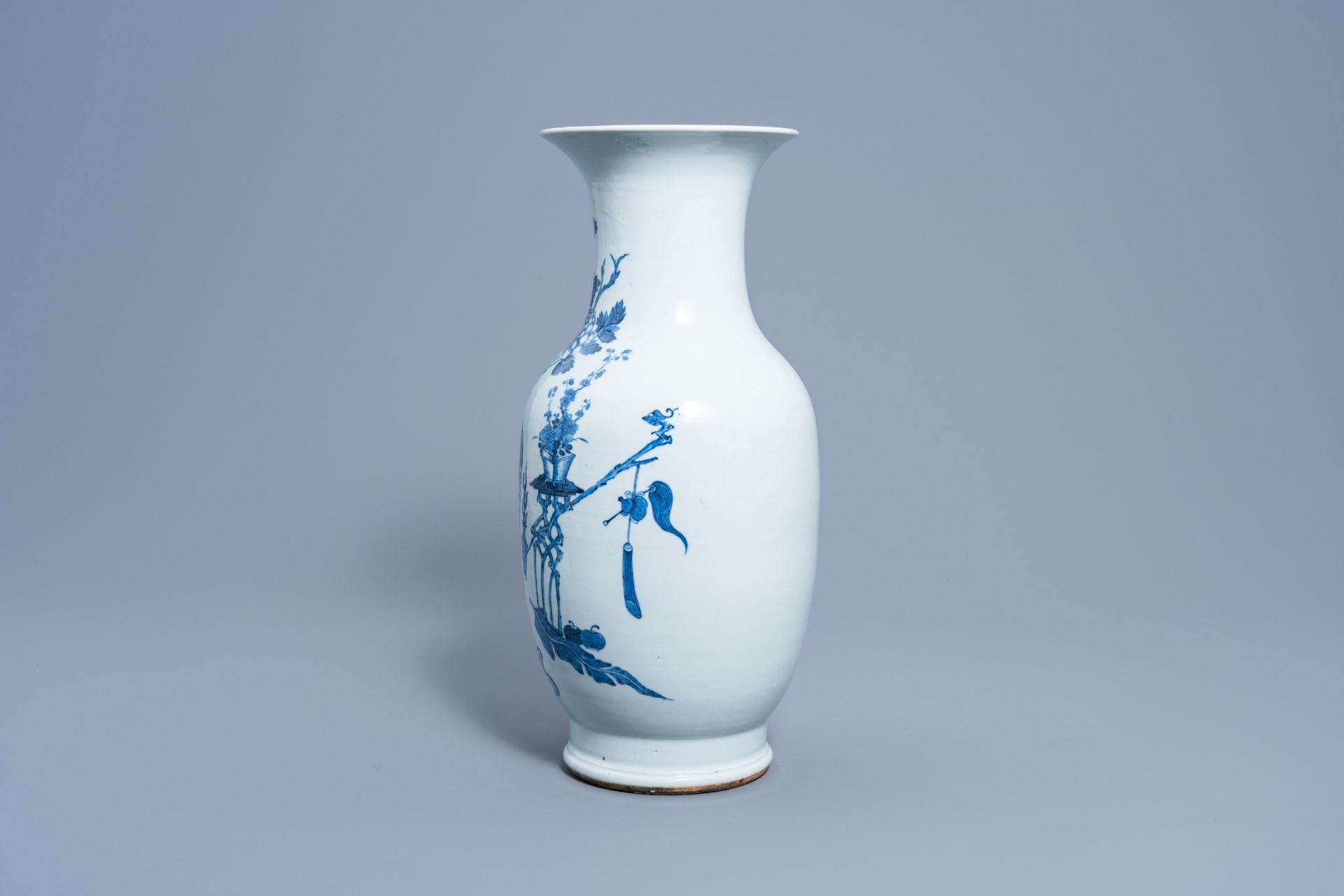 A Chinese blue and white 'antiquities' vase, 19th C. - Image 2 of 6