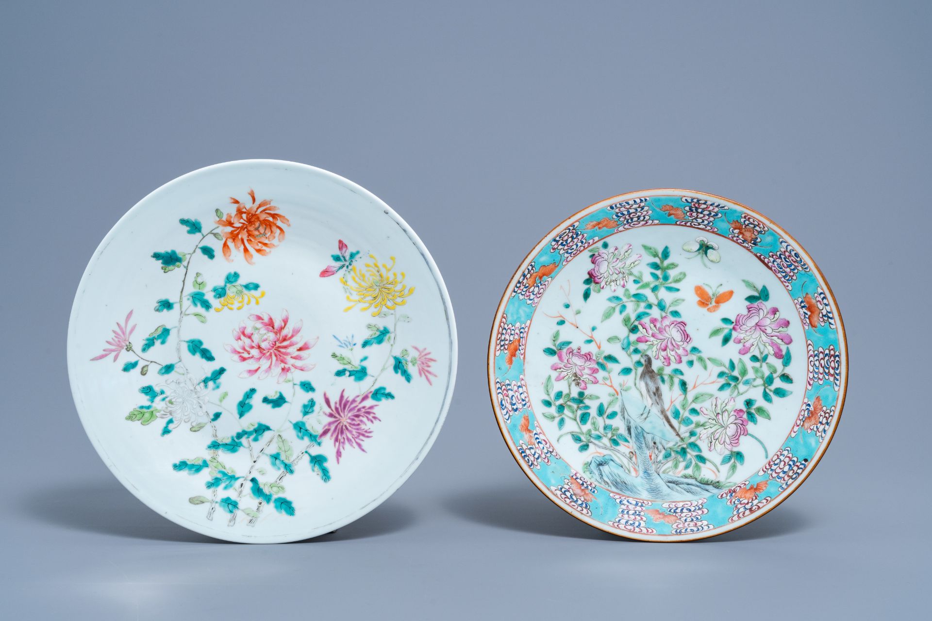 Three Chinese famille rose chargers with floral design and a dragon, 19th/20th C. - Bild 2 aus 5