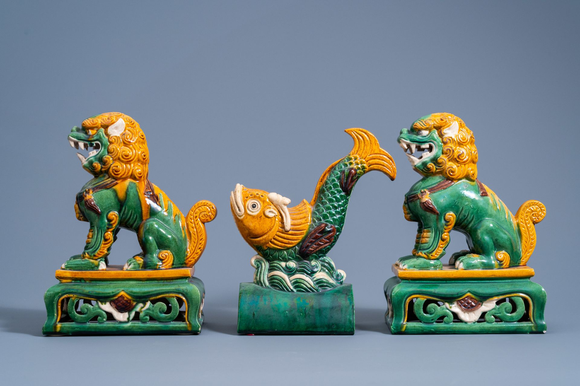 A Chinese sancai fish-form roof tile and two temple lions, 20th C. - Image 6 of 9