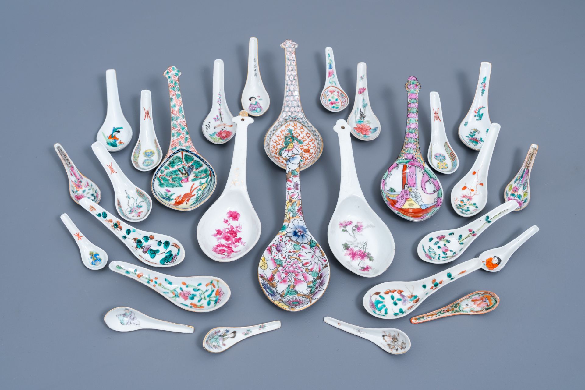 A varied collection of Chinese famille rose and qianjiang cai spoons, 20th C.