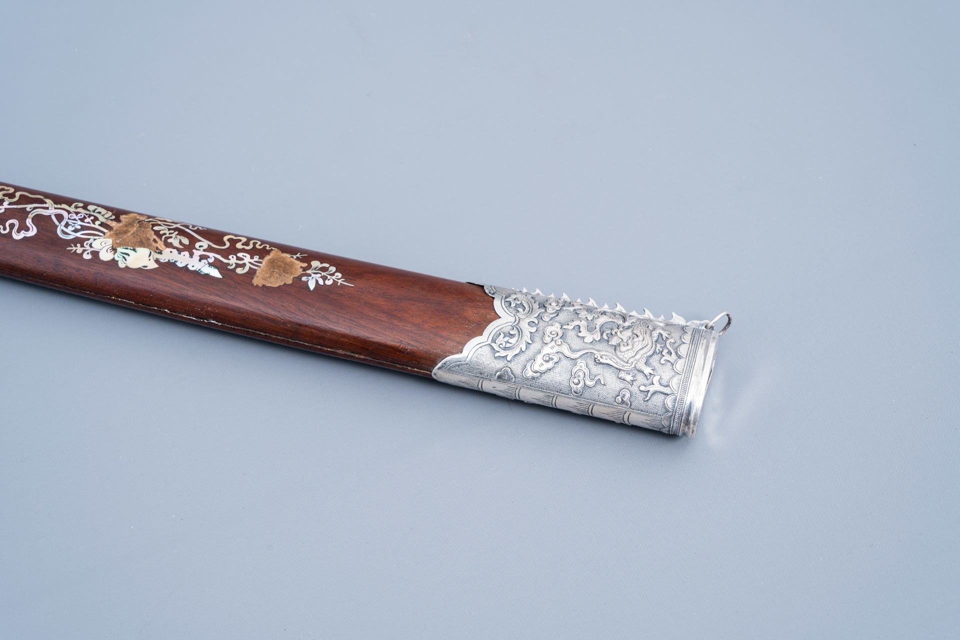 AÊ ceremonial Vietnamese 'guom' sword with silver and mother-of-pearl inlaid wooden scabbard with dr - Image 9 of 13