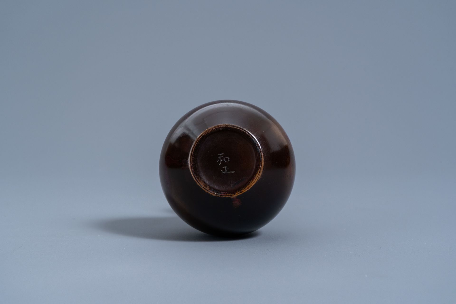 A Japanese bronze double gourd vase with flamed brown patina, Yoshida Kazumas, Showa, 20th C. - Image 7 of 8