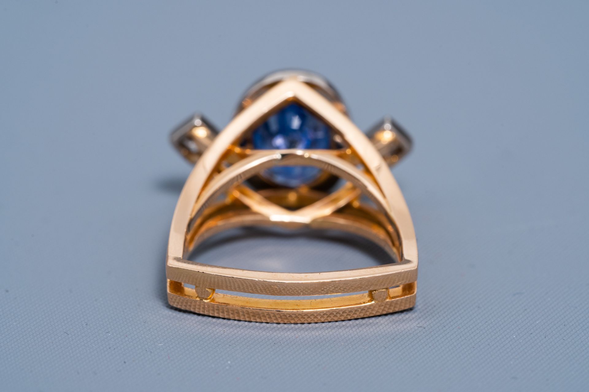 An 18 carat yellow and white gold ring set with a blue sapphire and two diamonds, 20th C. - Image 3 of 7