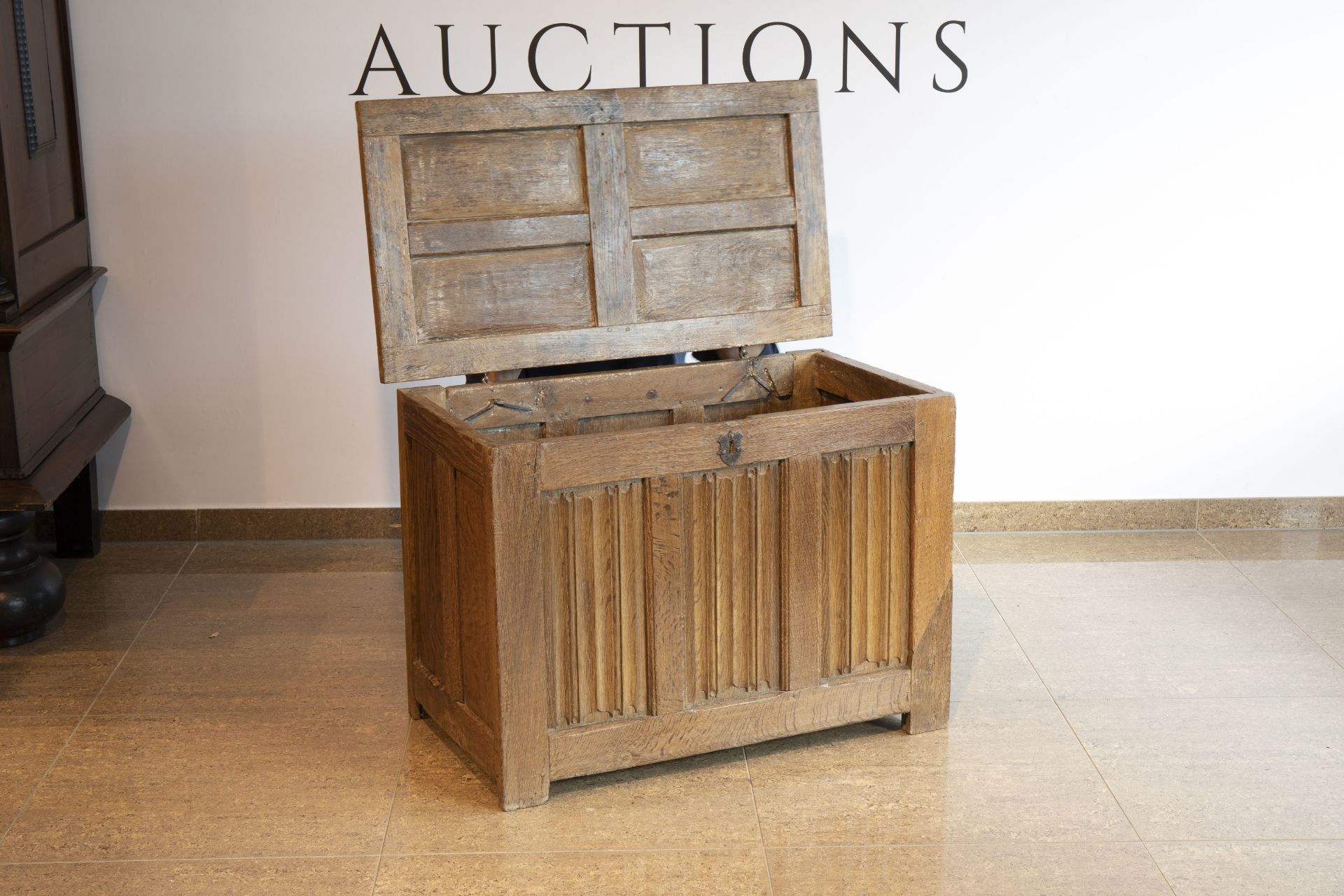 A Gothic revival oak wooden chest, 19th C. and earlier - Image 2 of 8