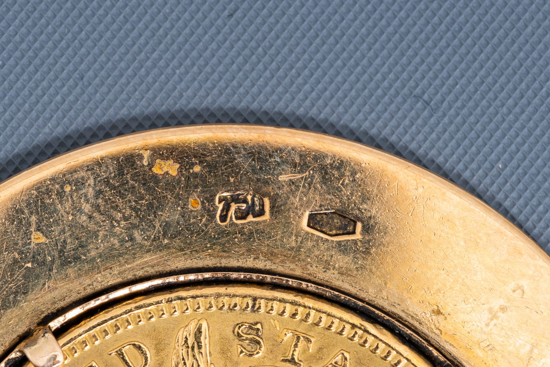 An 18 carat yellow gold pendant set with an 1893 21,6 carat American ten dollar coin, 19th/20th C. - Image 3 of 3