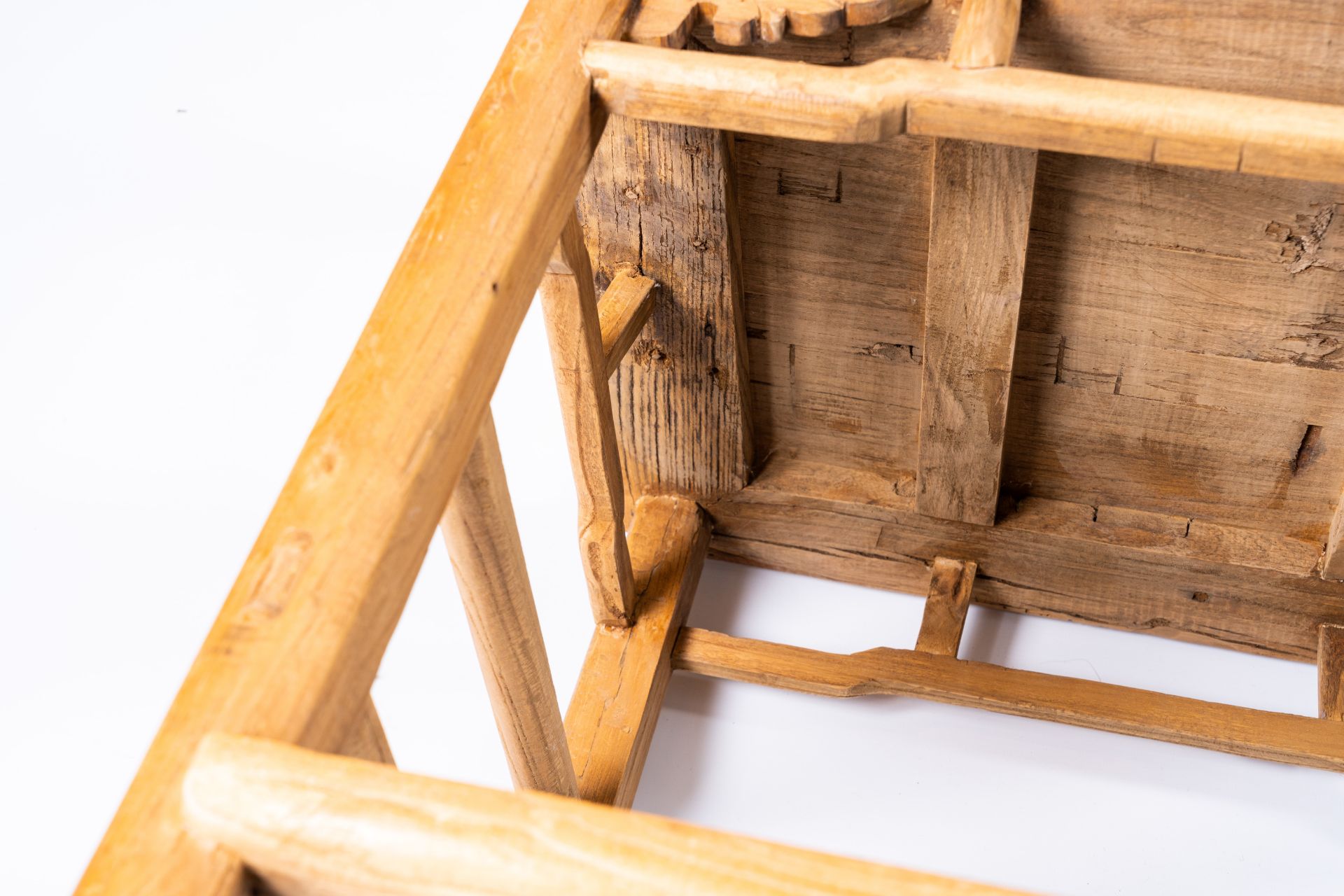 A Chinese elmwood chair with carved and reticulated panels, 19th/20th C. - Image 10 of 10