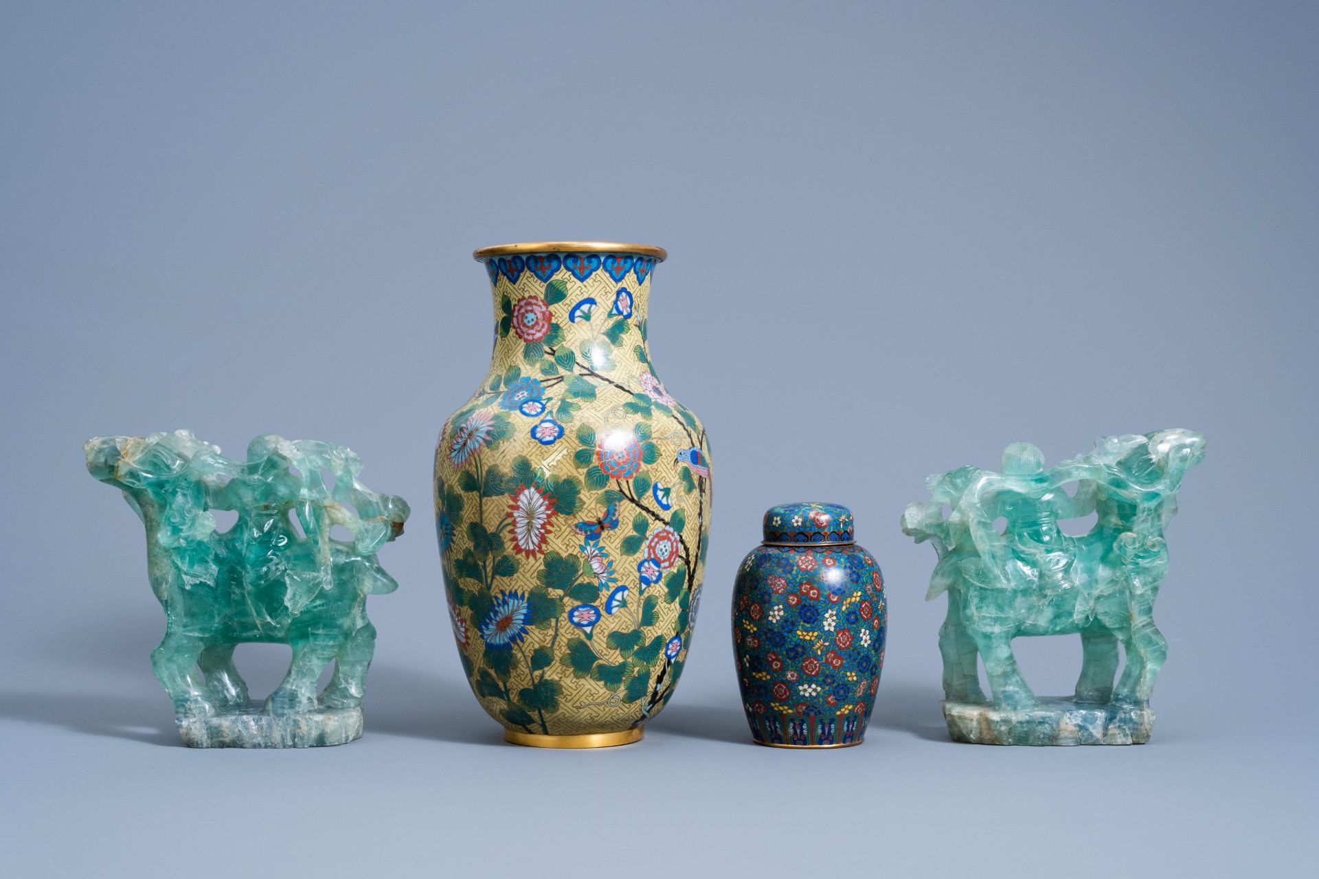 Two Chinese cloisonnŽ vases and a pair of green quartz figures, 19th/20th C. - Image 4 of 9