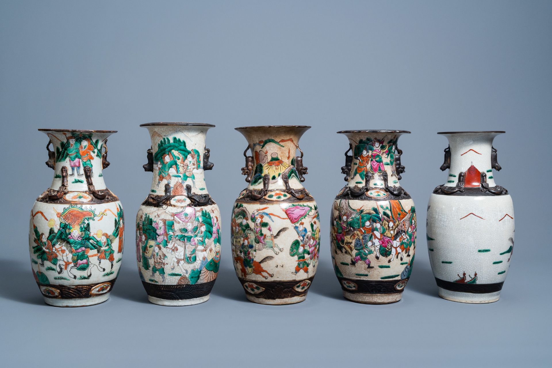 Five Chinese Nanking crackle glazed famille rose and verte vases with warrior scenes, 19th/20th C. - Bild 4 aus 7