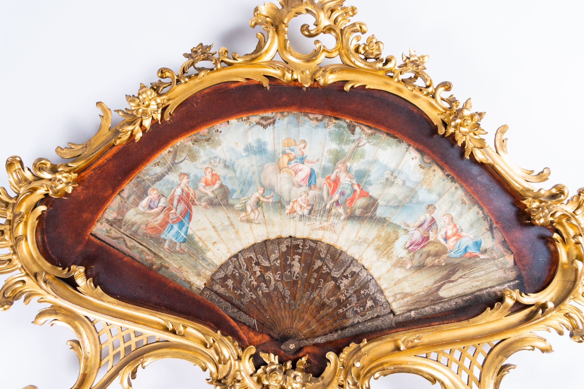 Two finely finished and painted mother-of-pearl, tortoiseshell and silk fans with a gallant scene an - Image 8 of 13