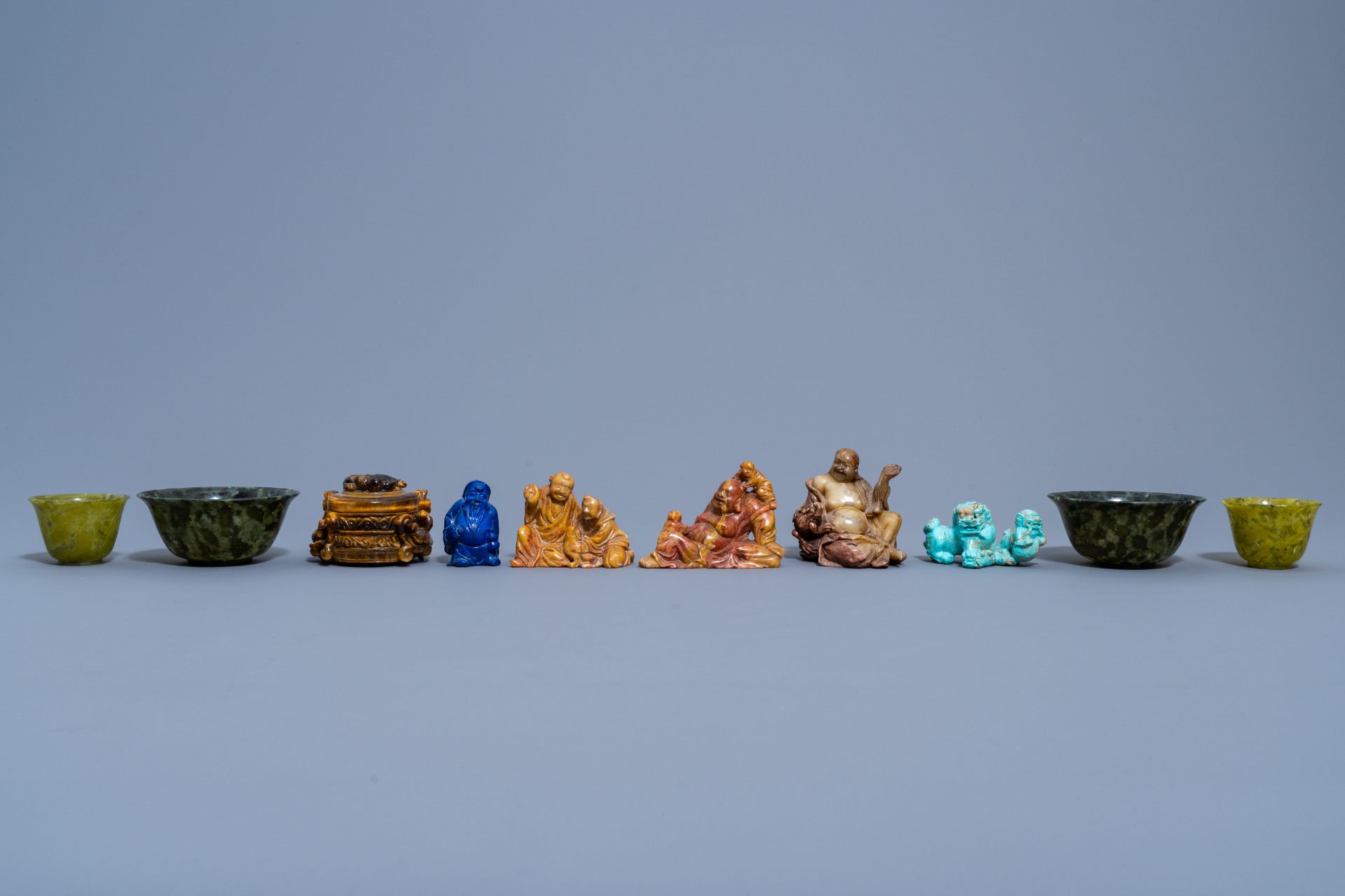 A varied collection of Chinese sculptures and objects in various precious stones, 20th C. - Image 8 of 15