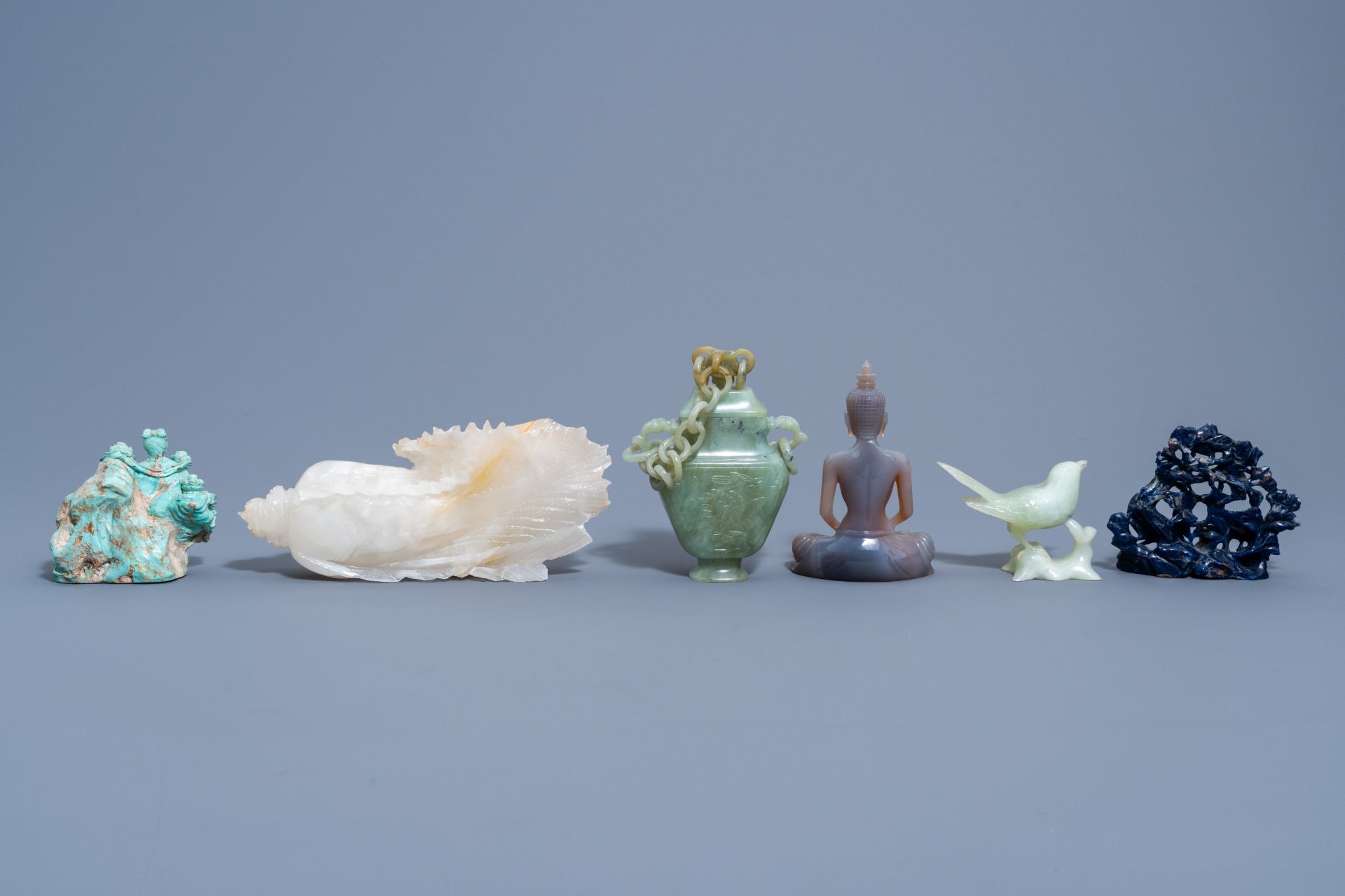 A varied collection of Chinese sculptures and objects in various precious stones, 20th C. - Image 3 of 15