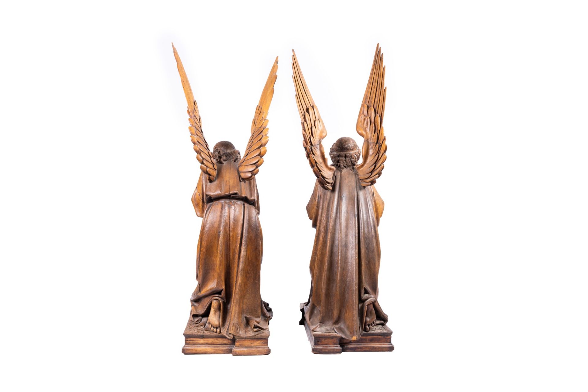 A pair of large carved oak wooden Gothic Revival angels, Belgium or France, 19th C. - Image 5 of 10