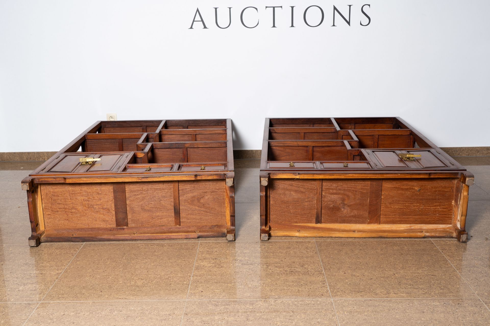 A pair of Chinese wooden display cabinets, 20th C. - Bild 7 aus 7